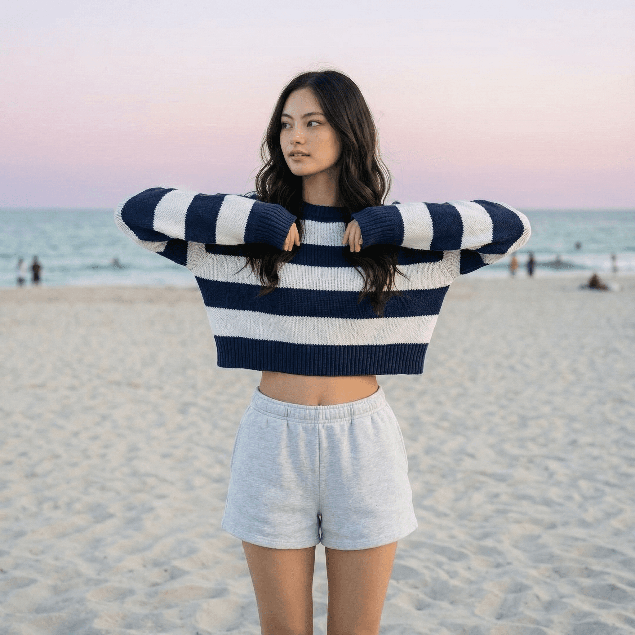 Weibliches KI-Model in Marine-Uniform, das mit einer Kamera lächelnd posiert und durch helles Tageslicht einen freundlichen, klaren Outdoor-Look erhält.