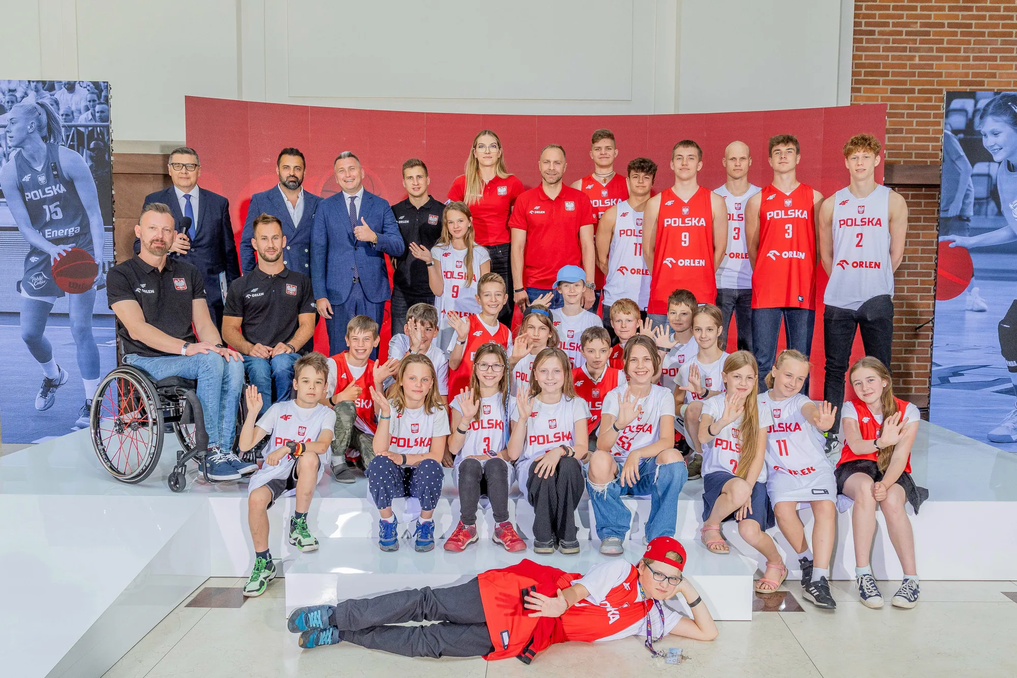 PZKosz i ORLEN – wspólne zdjęcie uczestników konferencji prasowej i reprezentantów koszykówki.