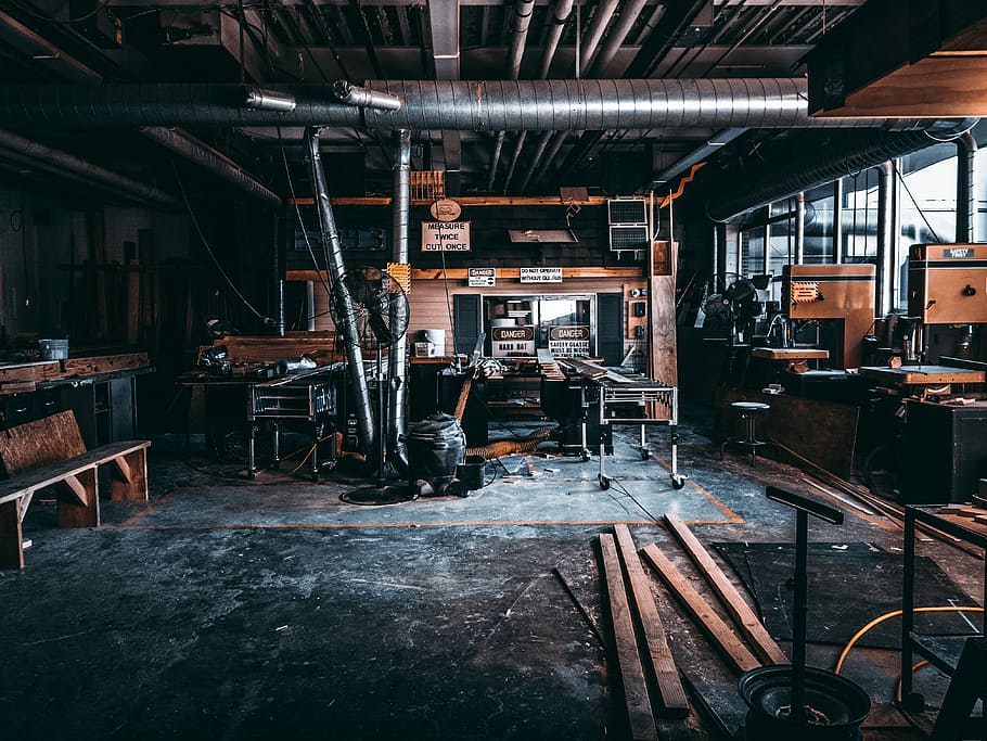 Je ziet hier een smartphone waarop een elektromonteur uitrekend wat hij overhoud aan zijn opdracht.