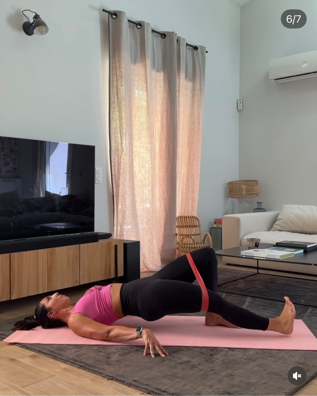 Exercice pour muscler ses fessiers : le Banded Bridge Up & Down.