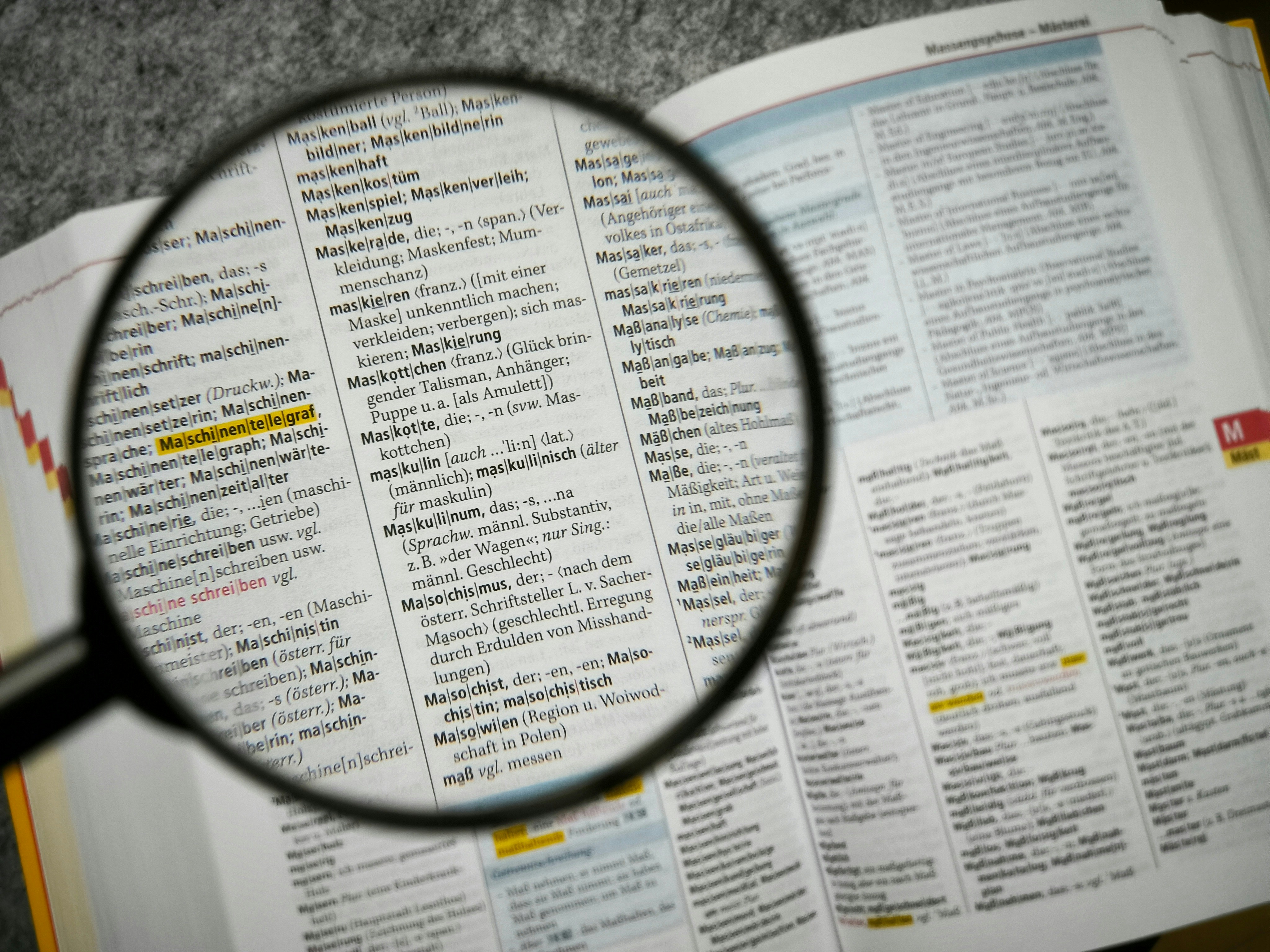 Foto van een vergrootglas die inzoomt op een juridisch document