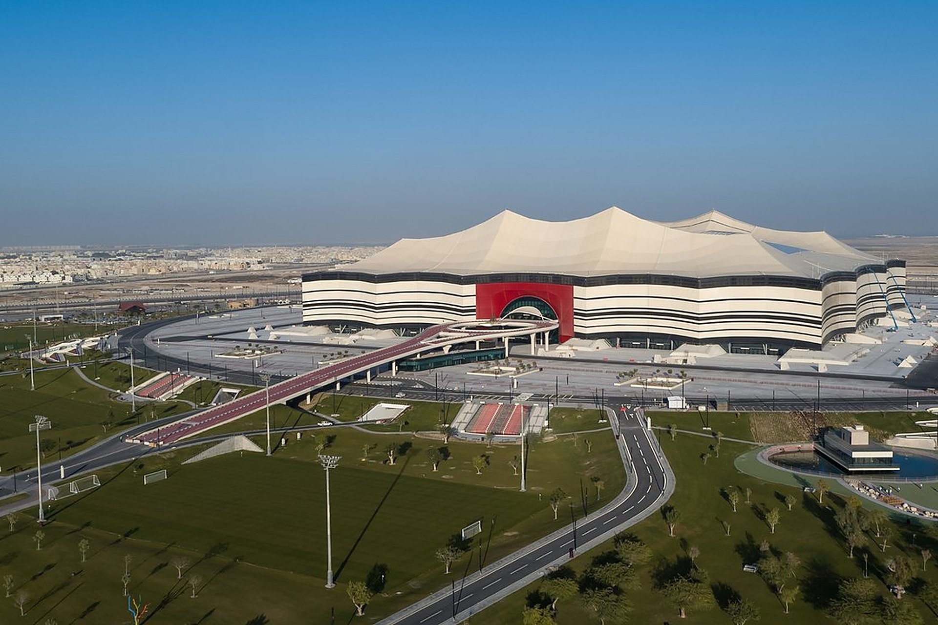 Le stade Al Bayt, à Al Khor, vu du ciel : la tente bédouine géante avec ses rayures noires et blanches et son porche rouge