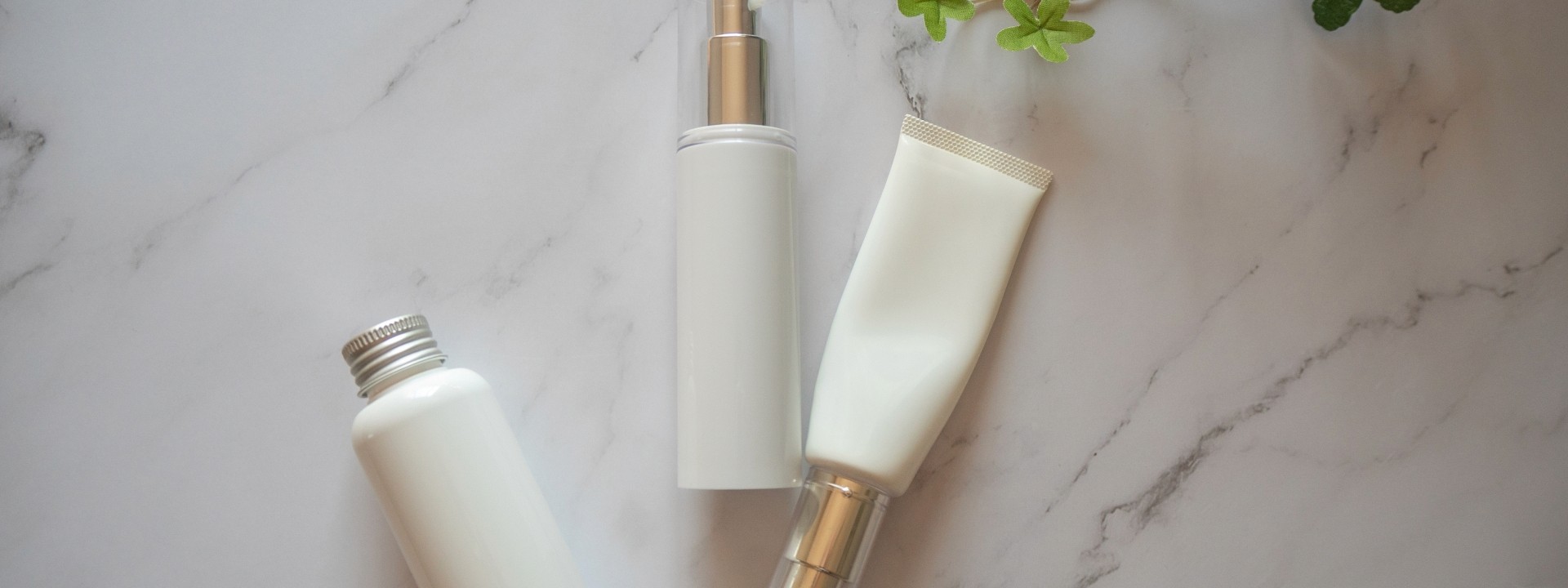 化粧品が複数並んでいる画像