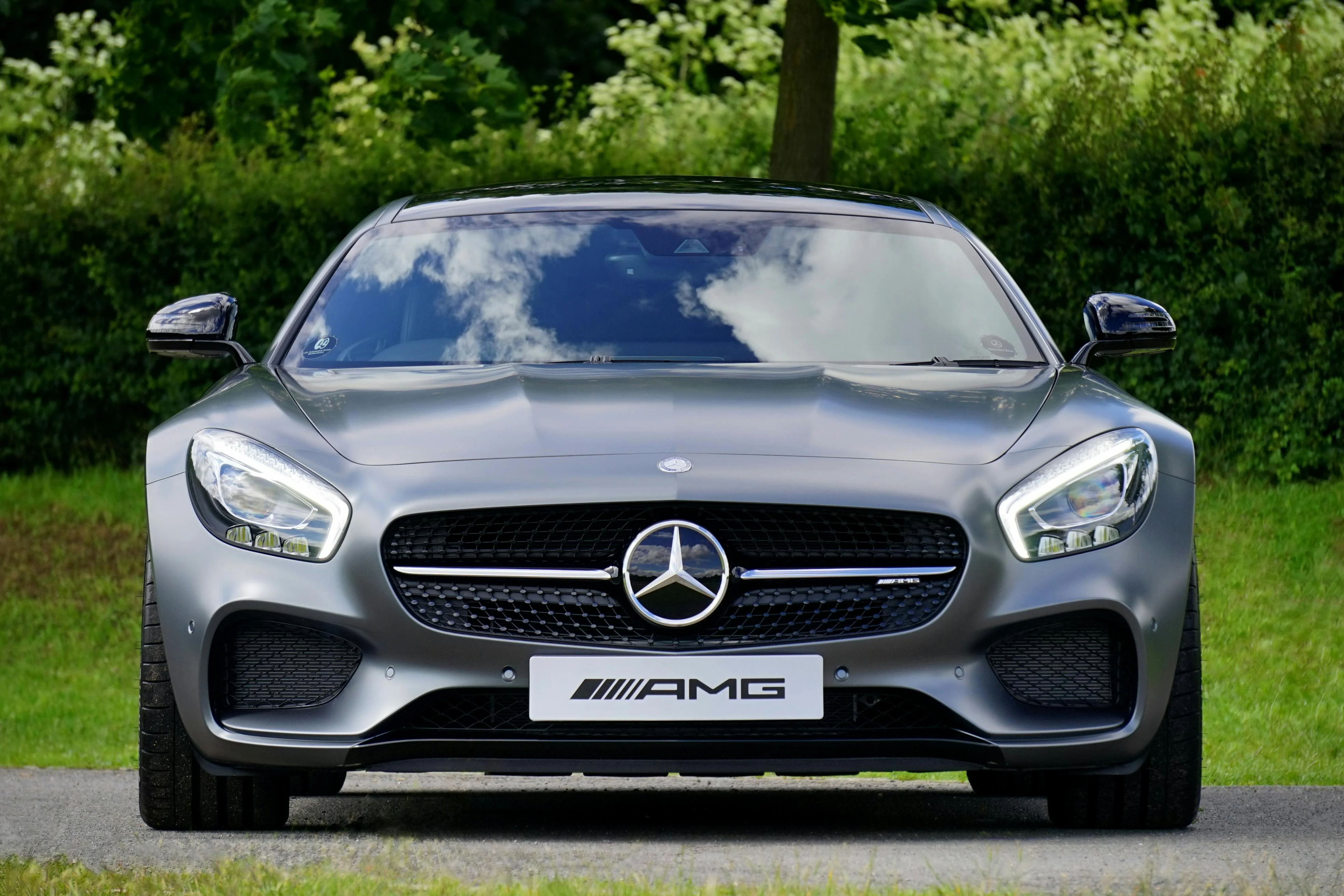 La Mercedes AMG allie performance sportive et design sophistiqué, symbole du savoir-faire allemand haut de gamme.