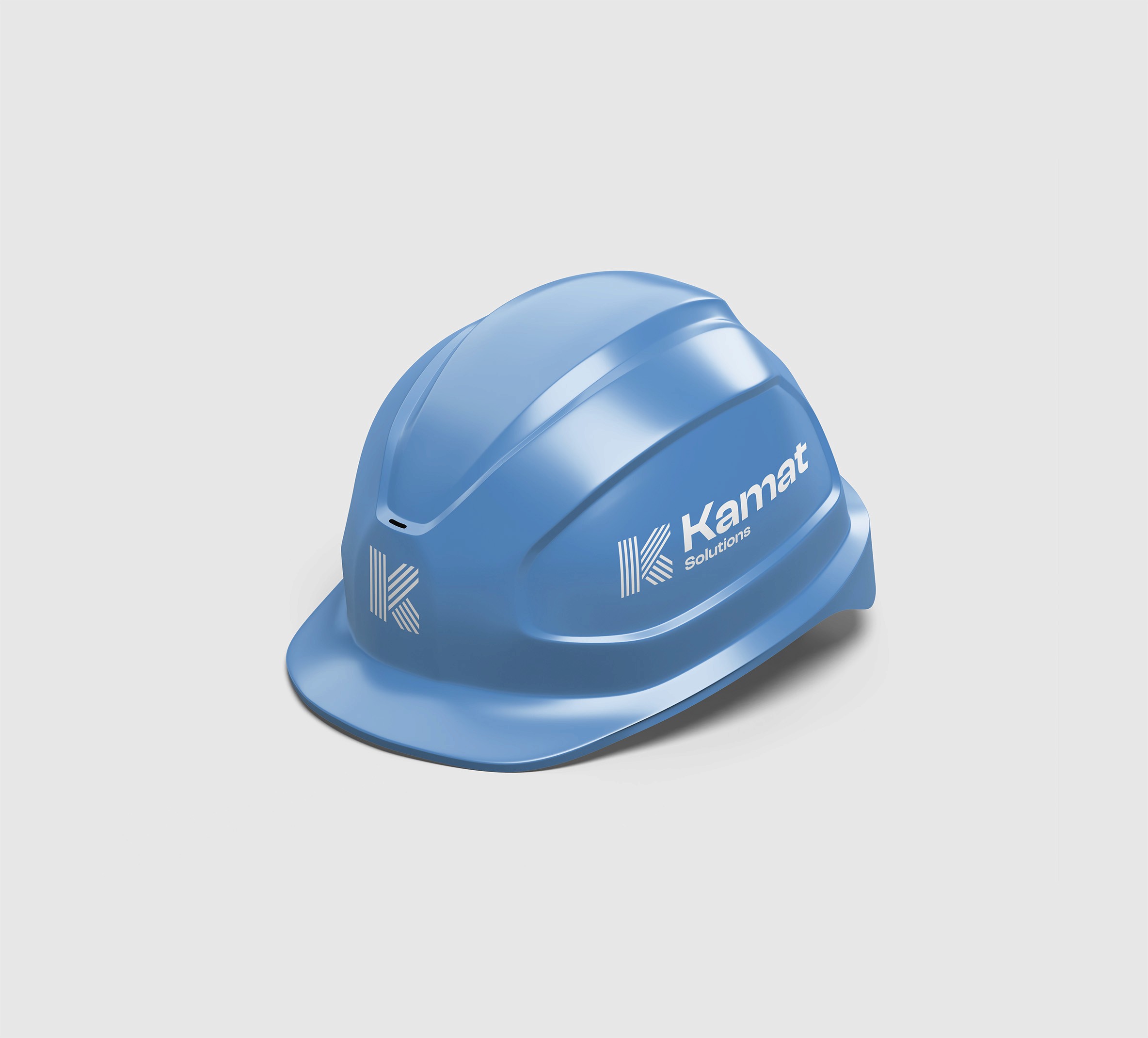Zdjęcie niebieskiego kasku budowlanego z nadrukowanym logo Kamat Solutions