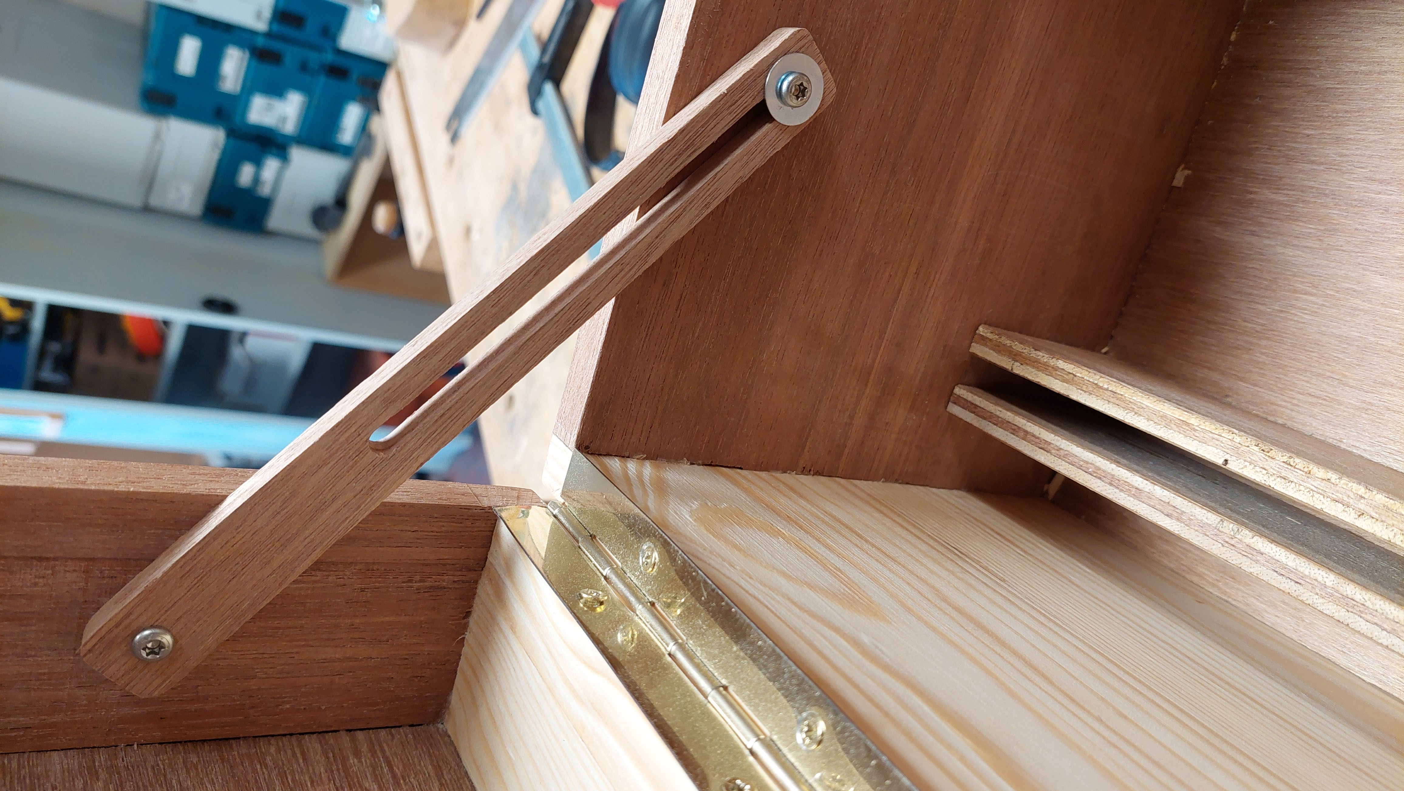 Klepsteun van een met de hand gemaakte houten werkkoffer van een meubelmaker