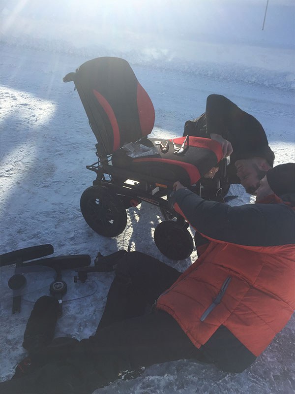 The modified wheelchair in the snow — the stunt rig for „Kalte Füße“