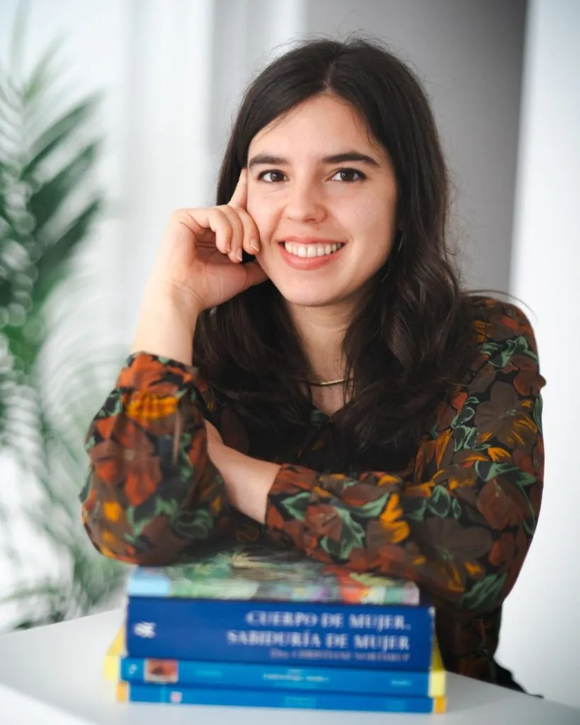 Maria Lopez Altuna está mirando a cámara y sonriendo