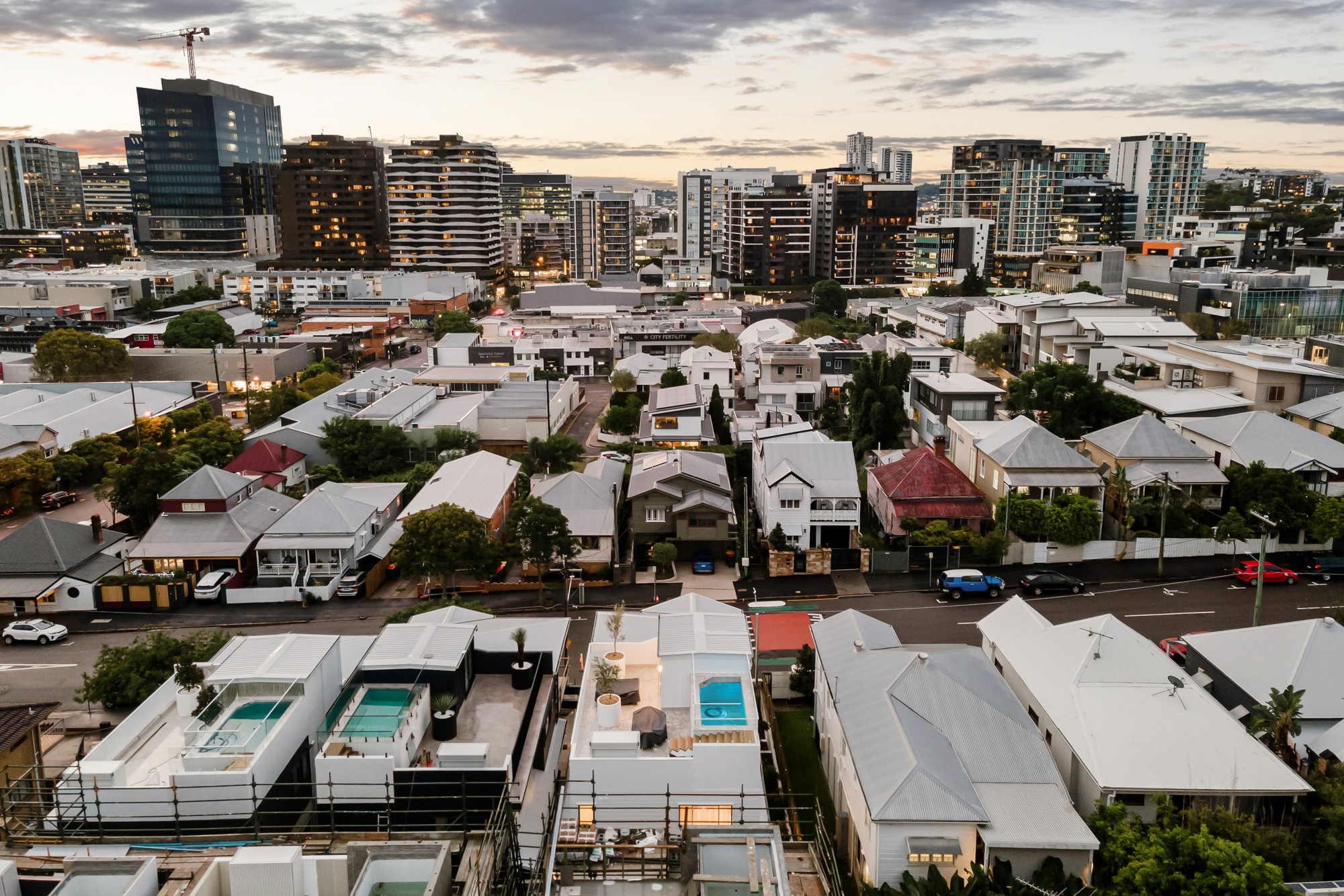Aerial view showing the townhouse’s position within a dense inner-Brisbane streetscape.