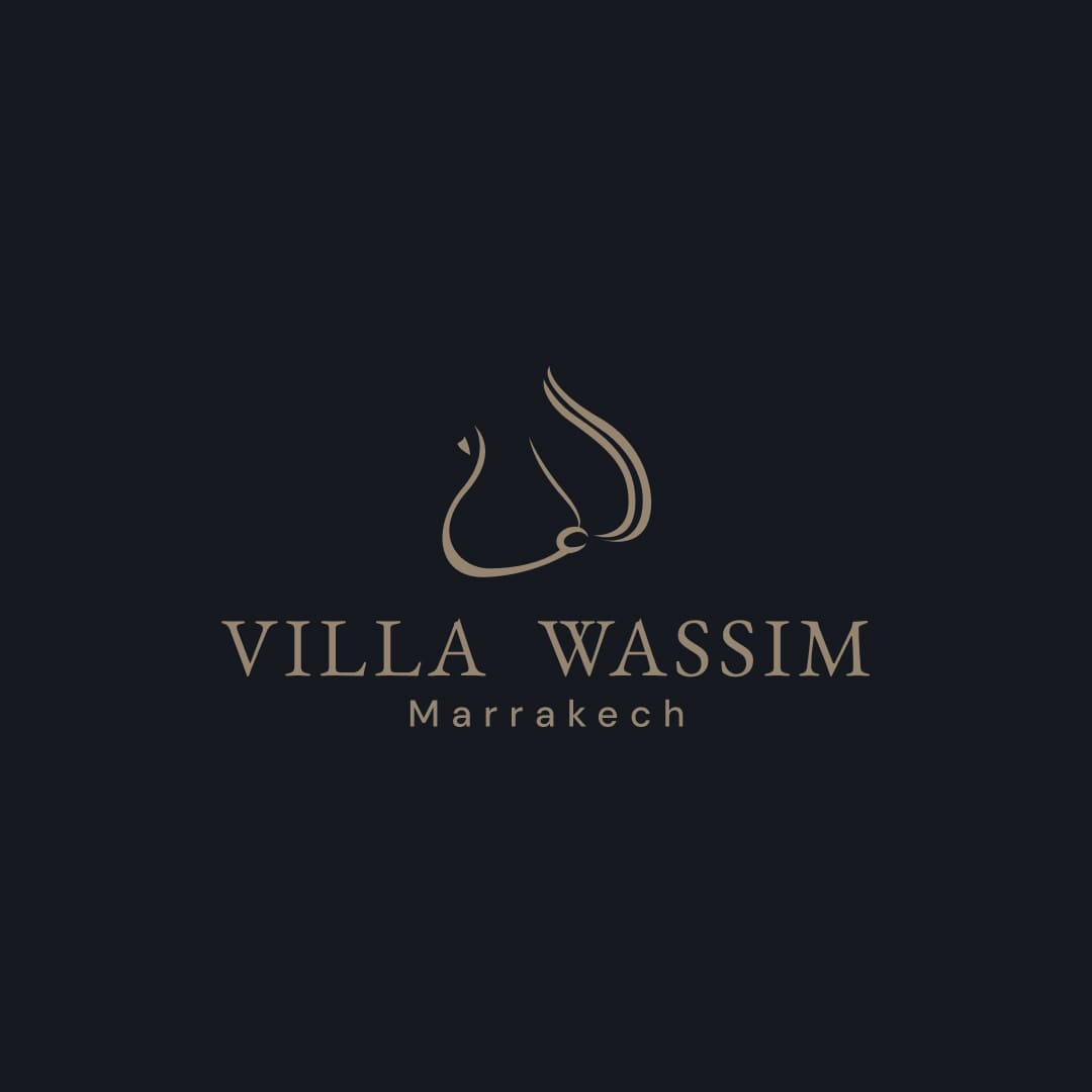 Nouveau logo élégant pour 'Villa Wassim Marrakech' créé par Nux-Studio dans le cadre d'un rebranding de luxe. Le logo présente un design minimaliste : une silhouette stylisée et fluide, évoquant l'élégance du cheval ou une calligraphie arabe subtile, affichée en couleur or pâle ou beige clair. Le nom 'VILLA WASSIM' est écrit en majuscules avec une police Serif classique et raffinée, surmontant 'Marrakech' en police plus fine. Le fond est un noir profond ou bleu nuit. Ce visuel illustre le travail de direction artistique et de branding de luxe pour le secteur de l'hôtellerie haut de gamme.