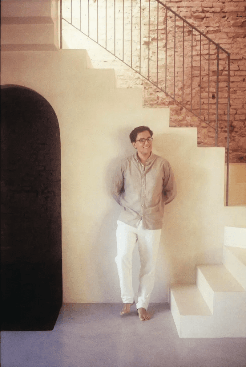 Fer Benitez posando en una escalera