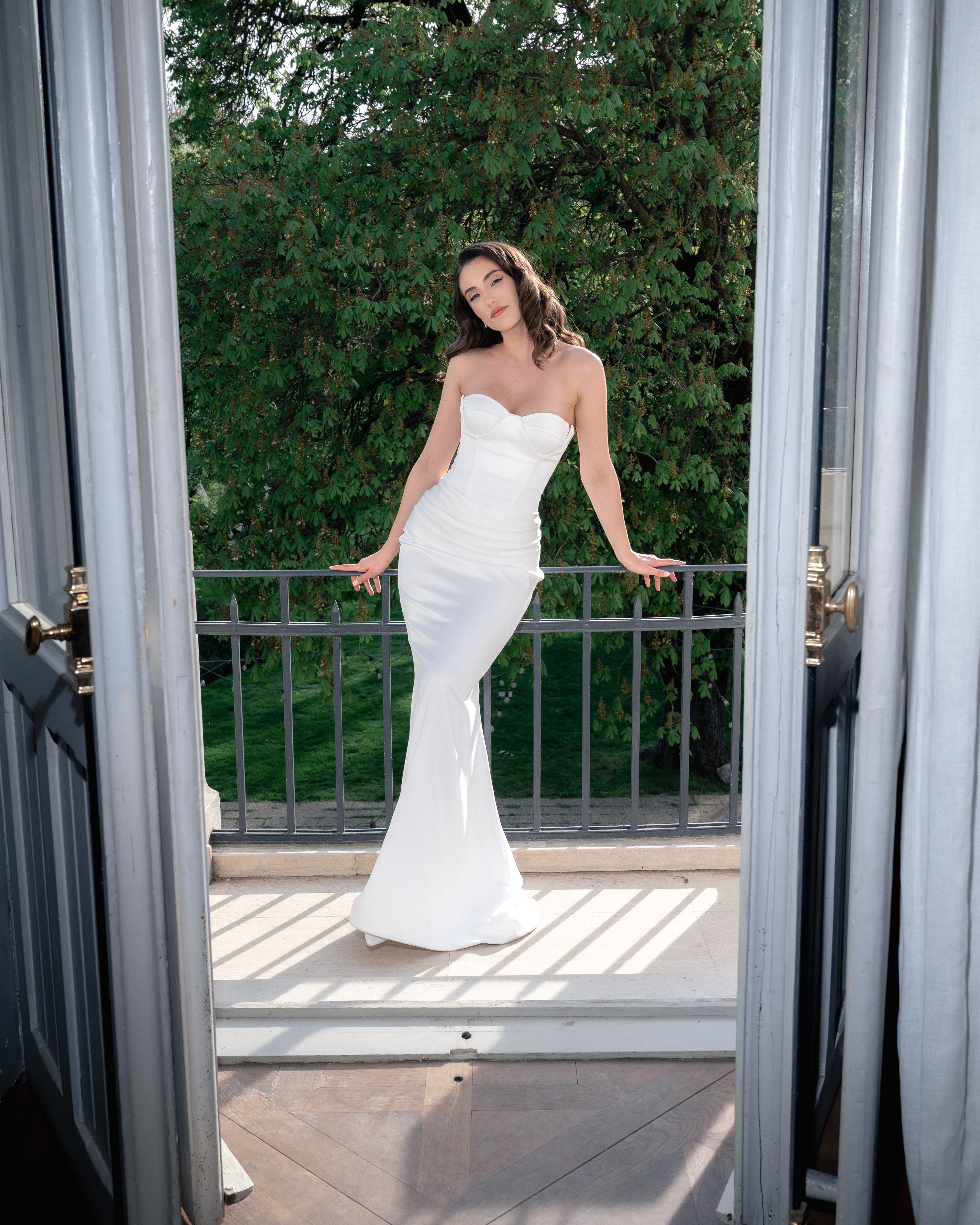 mireasă în rochie de nuntă pe balcon, portret elegant cu vibe editorial