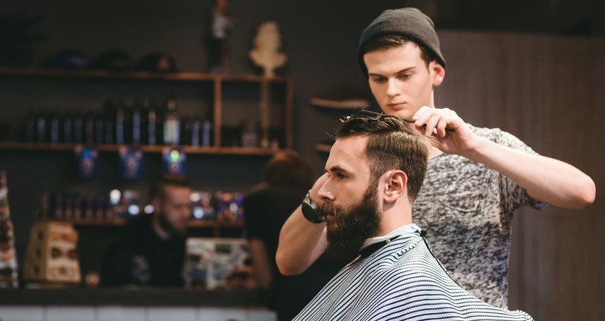 Mann bei Coiffeur in Bern, Bolligen