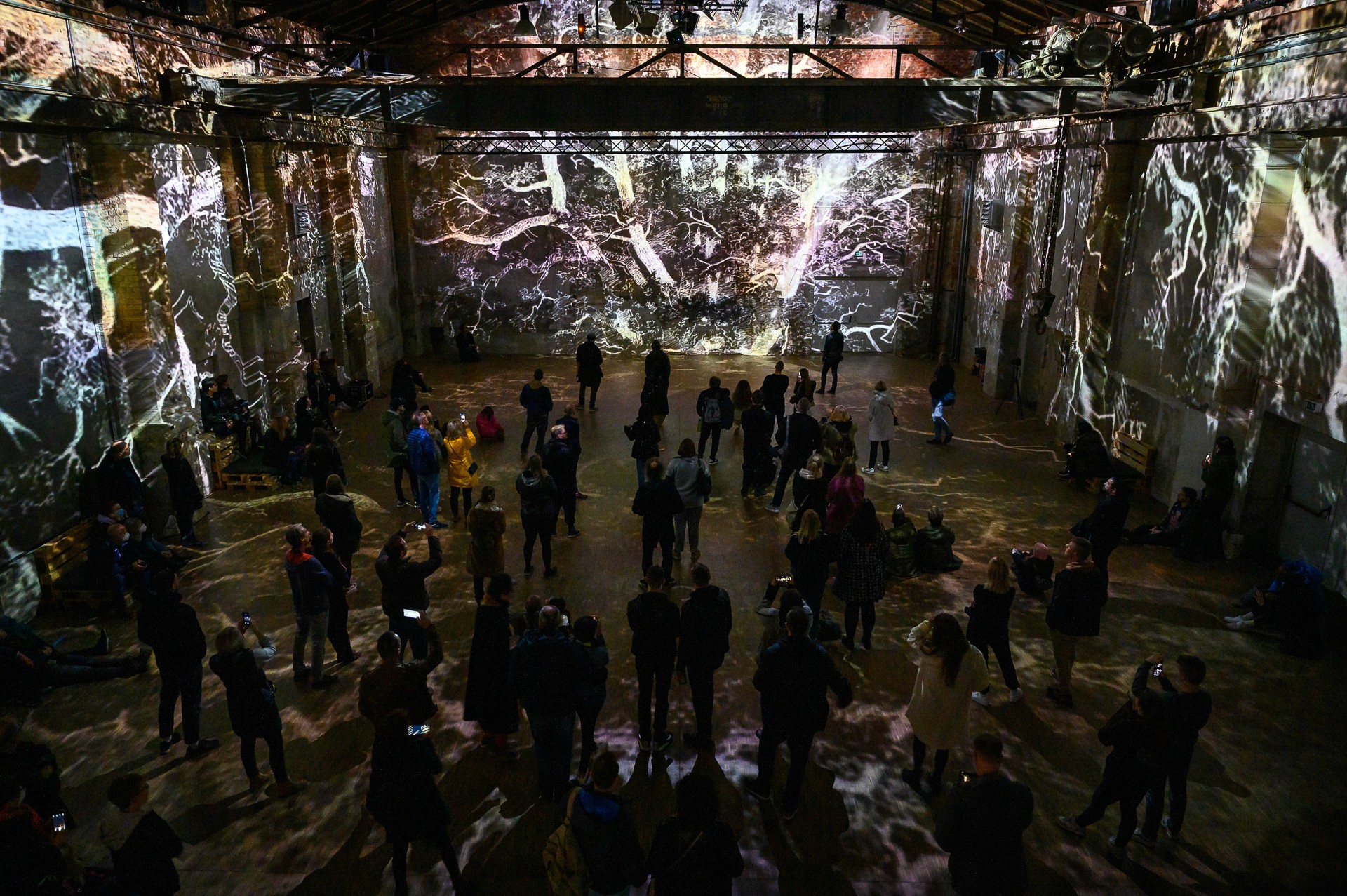 fluctuating light - interior projection mapping performance