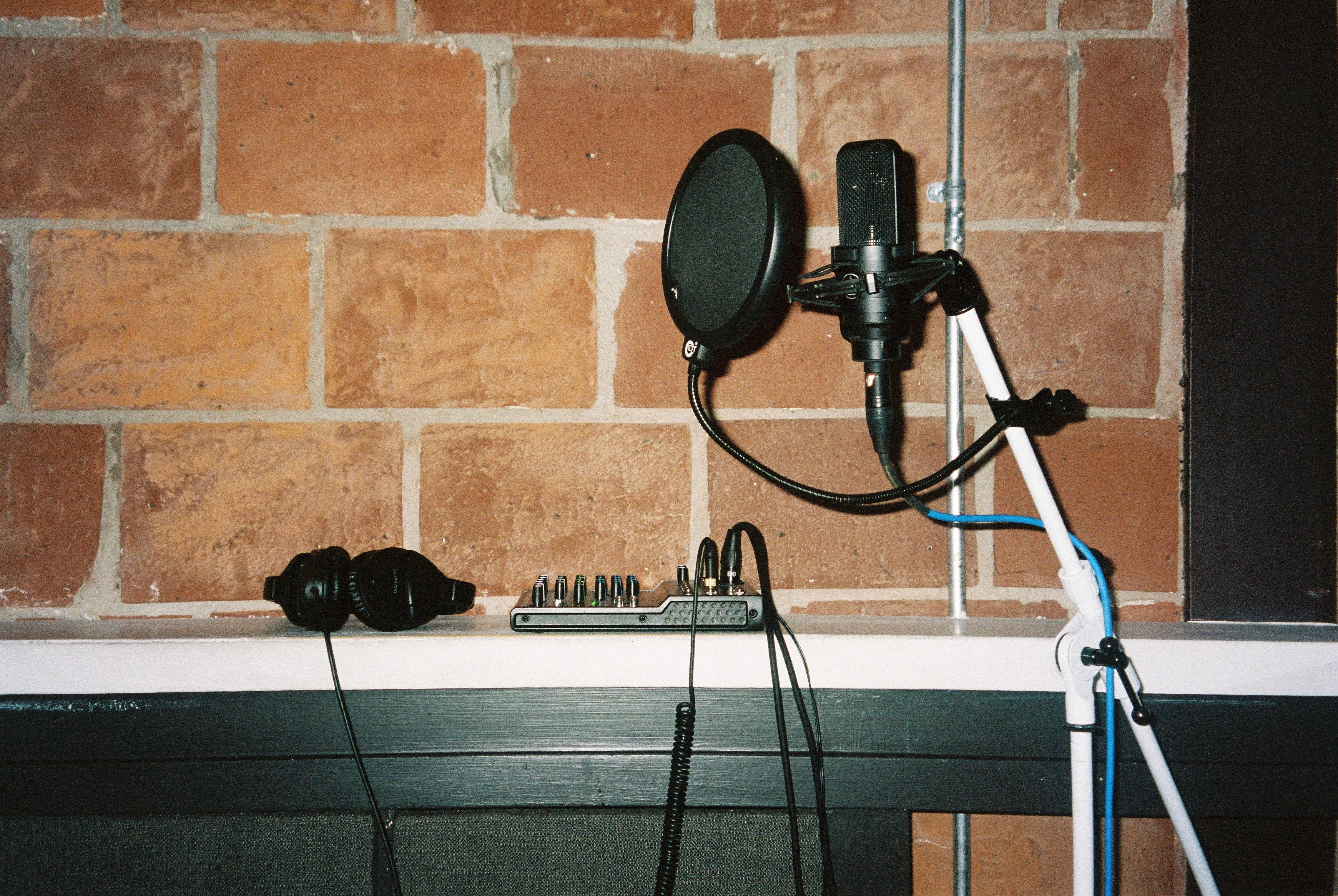 a singer's mic with headphones - ai music tools