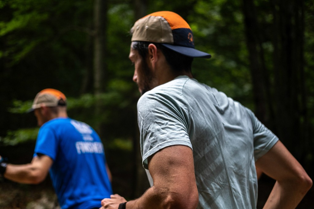 un homme qui court en forêt en étant guidé