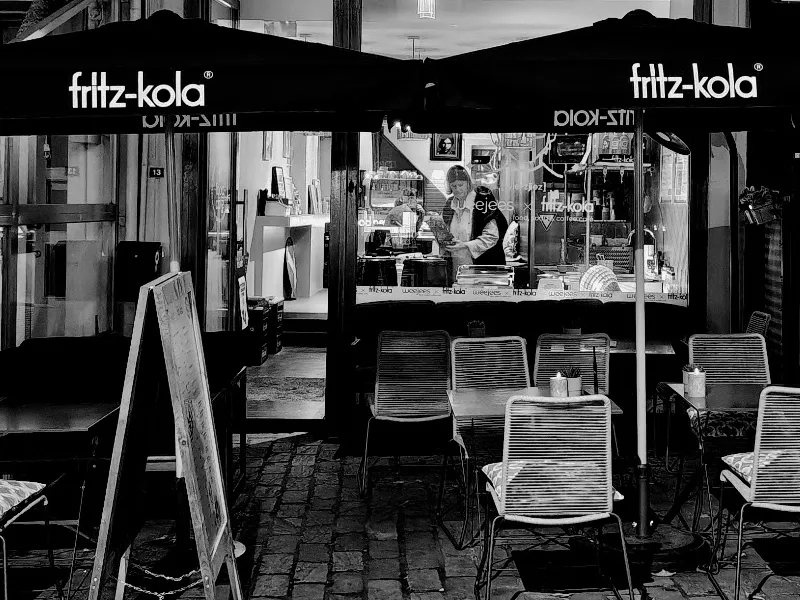 zicht op de etalage van weejees in Hasselt