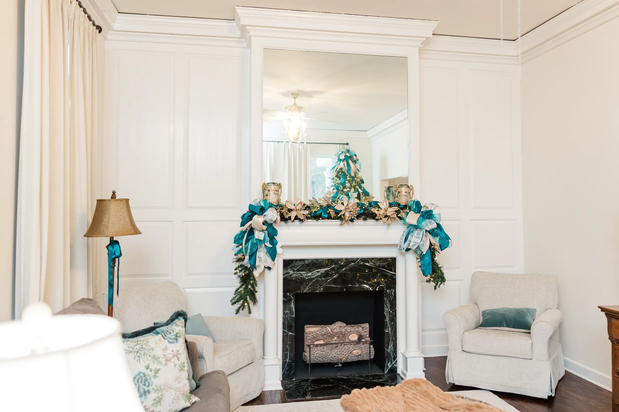 Luxury table setting by Sarah Overall Events with pink embroidered napkins, gold-rimmed plates, floral arrangements, and personalized menus in Shreveport.