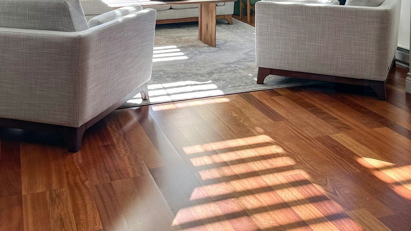 Salon aux grandes fenêtres dans une maison rénovée