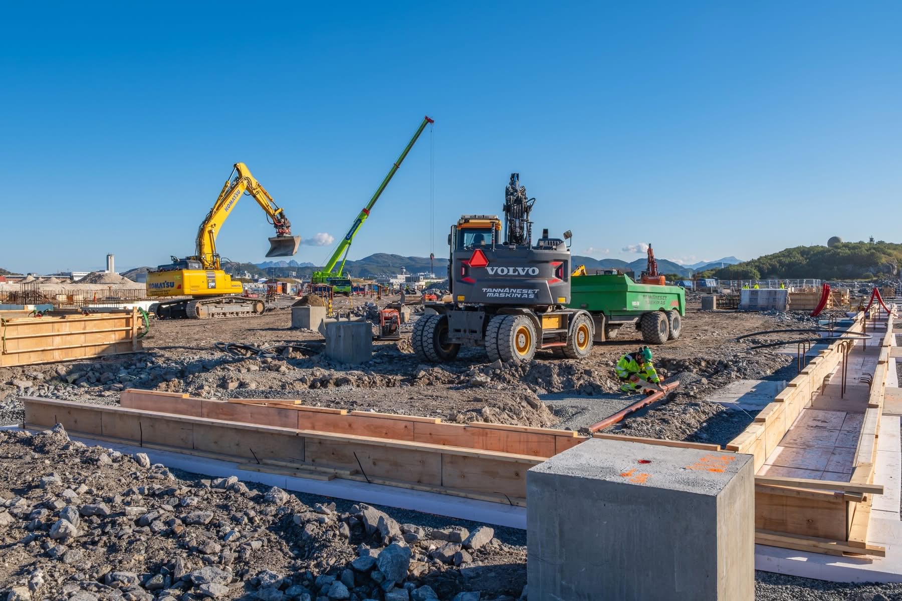 Svart og rød lastebil på snø.