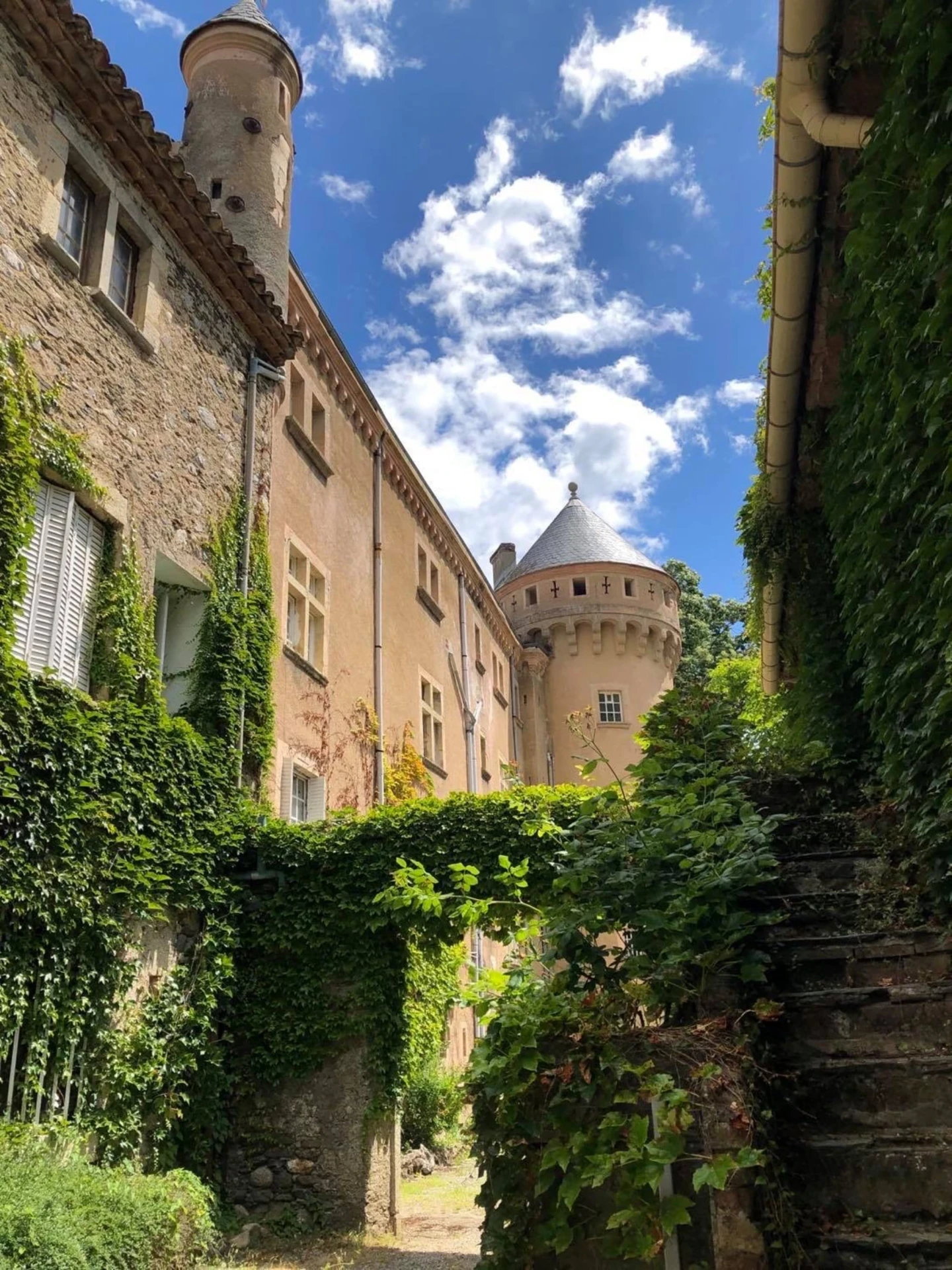 Vue d'une tour de l'hôtel restaurant château du rey