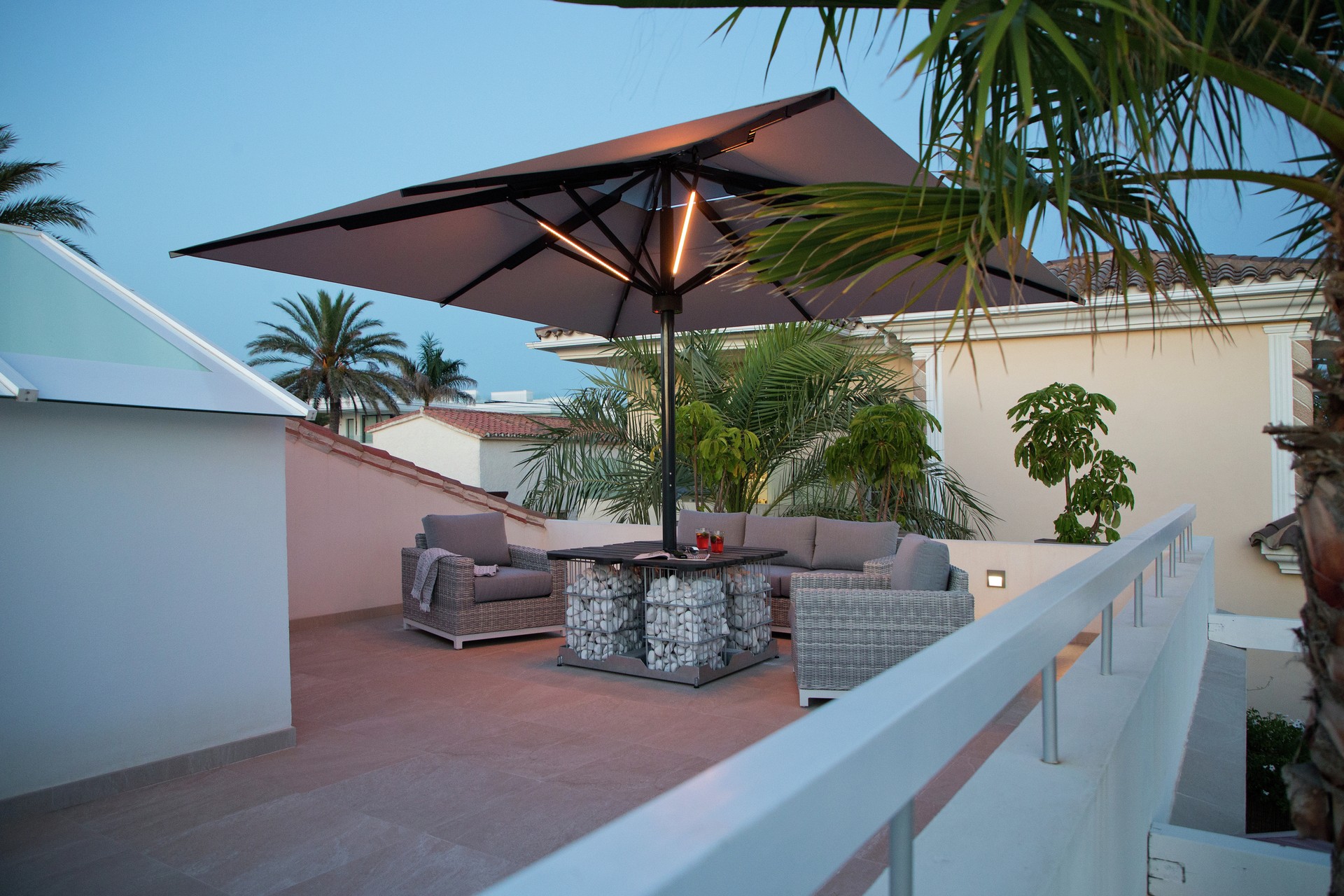 Moderne Terrasse mit Sonnenschutz in Westerwalbesloh, Gütersloh OWL; Markisen, Raffstoren, Insektenschutz, Handwerk.