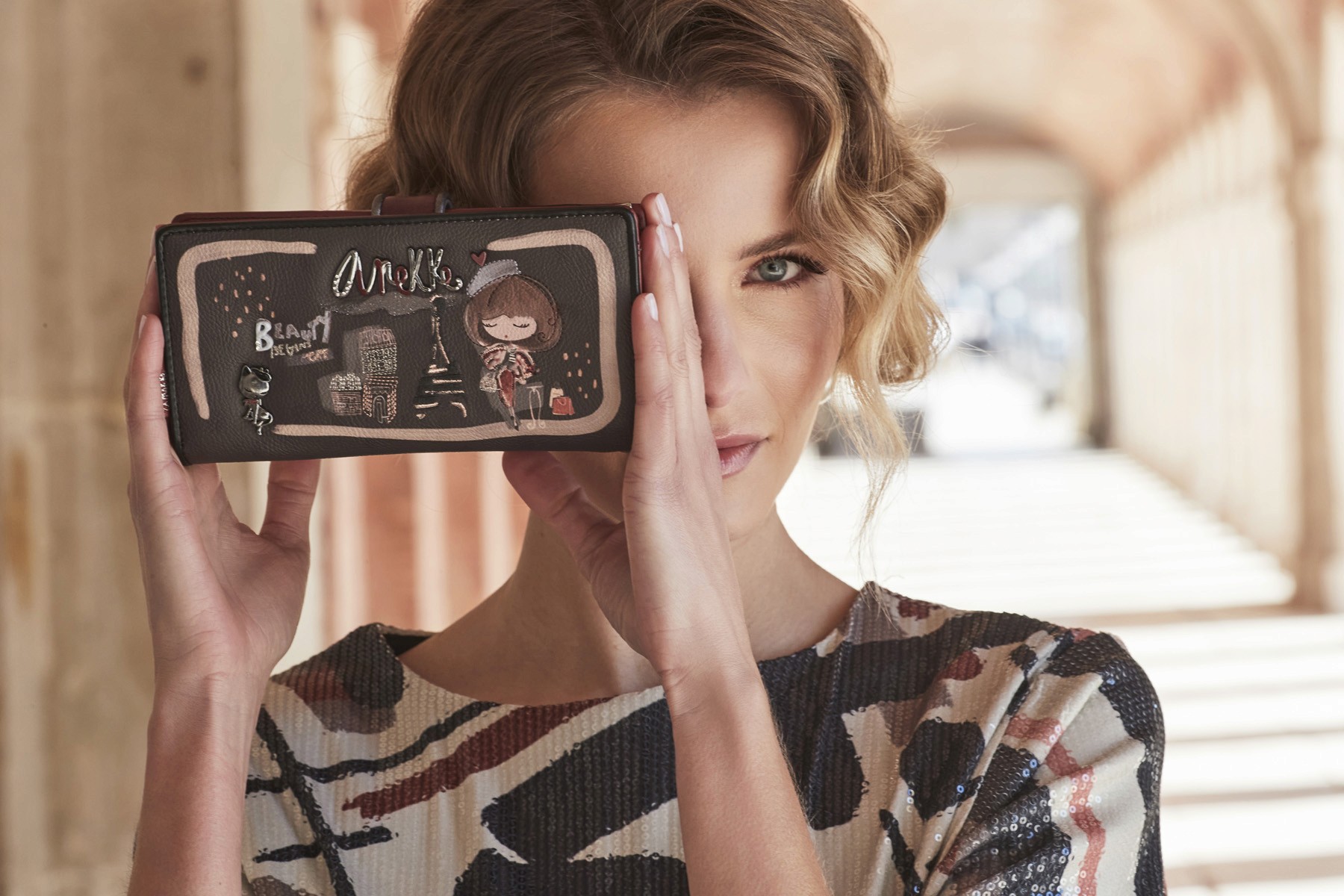 Portfel Anekke z kolekcji sezonowej, prezentowany przez modelkę, zdjęcie do oferty hurtowej i współpracy z butikami w Polsce