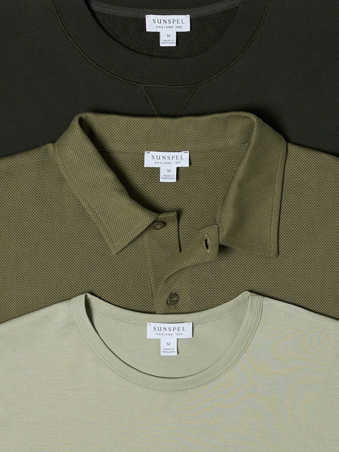 Un pull, un polo et un t-shirt de la marque Sunspel de différents coloris verts