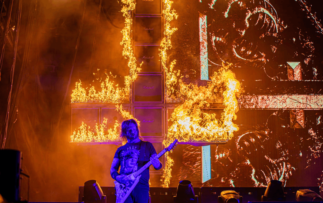 El guitarrista Gary Holt tocando en vivo con una guitarra Sentous