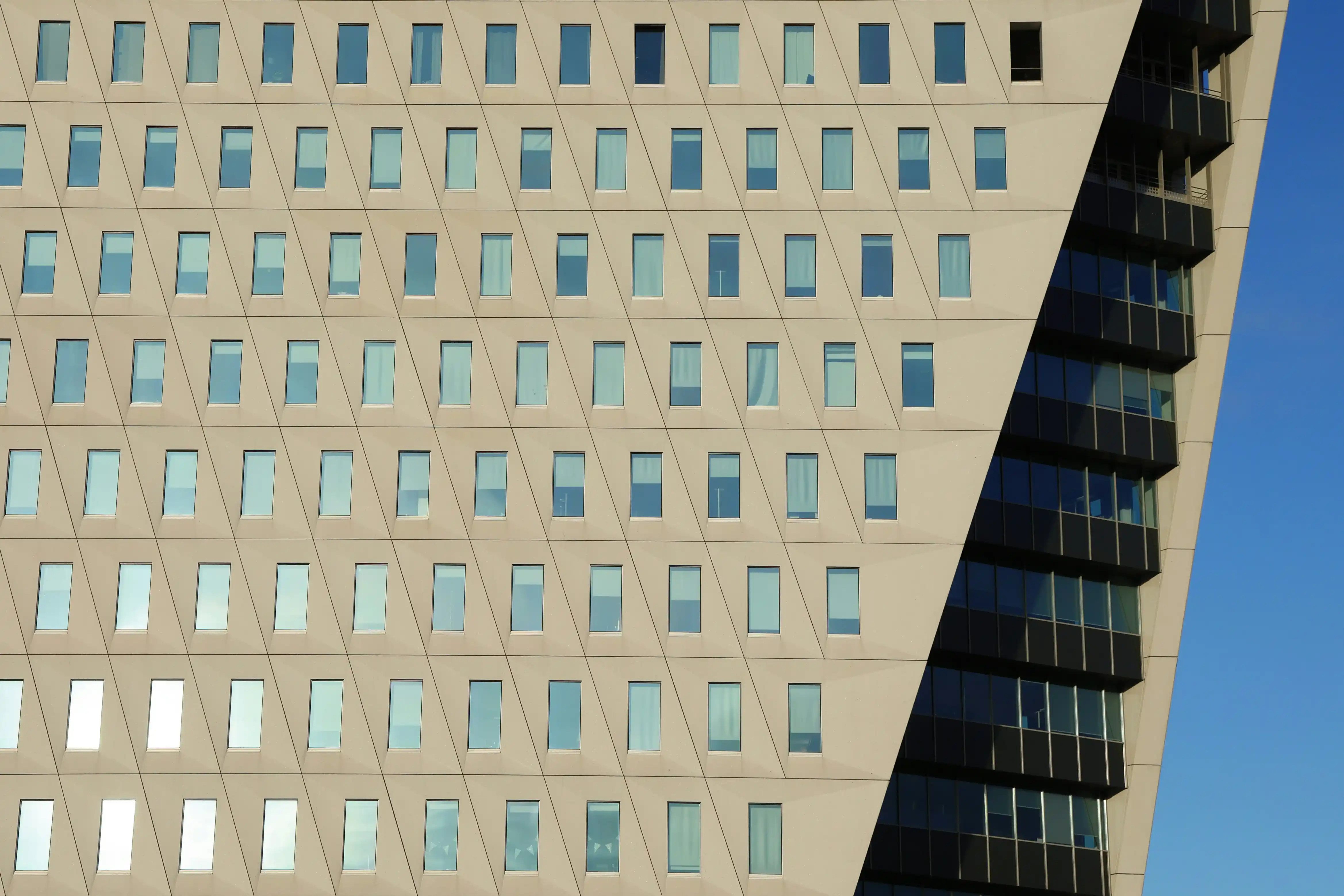 Gemeentekantoor Escamp aan de Leyweg in Den Haag — ON Makelaardij actief in Den Haag en omgeving