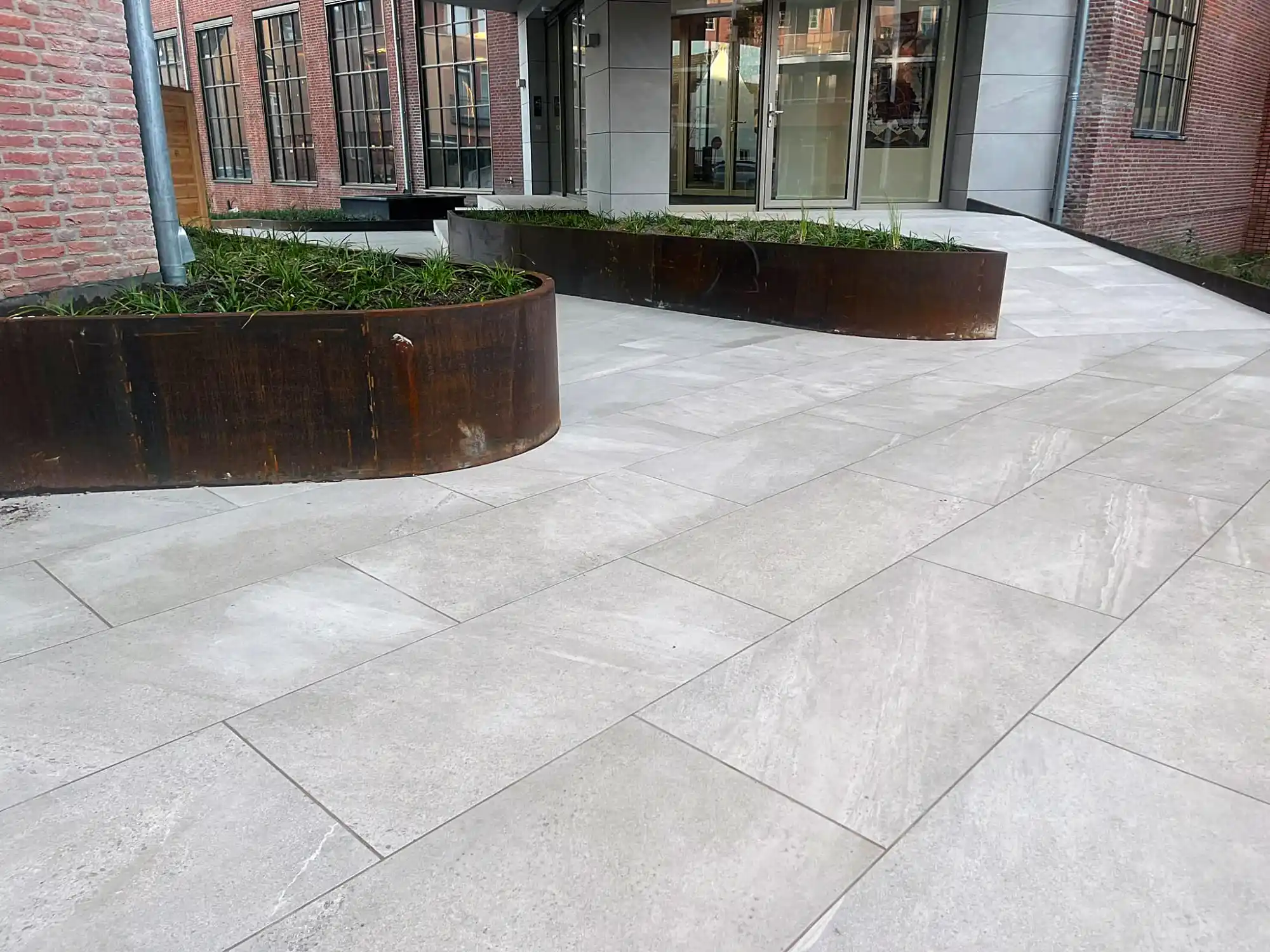 Aanleg voor bedrijven: keramische terrastegels in Eindhoven, Nederland.