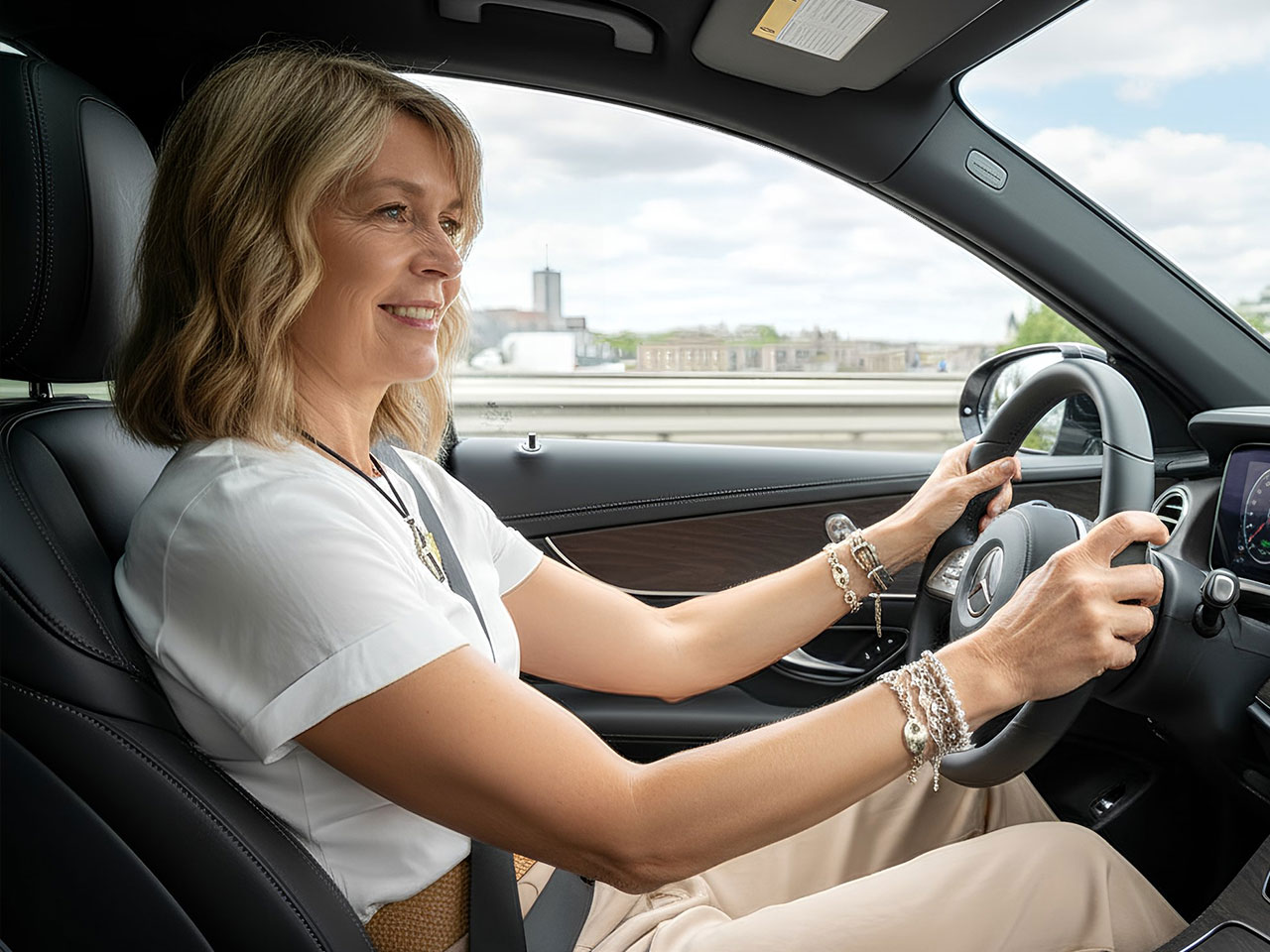 Zufriedene Fahrerin mit frisch zugelassenem Fahrzeug unterwegs