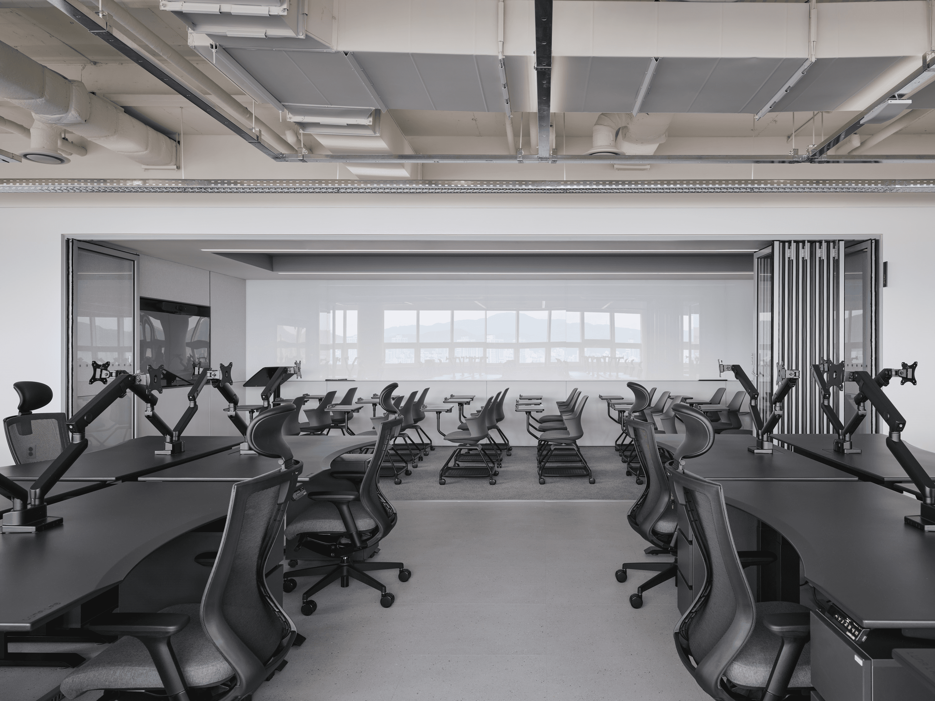 파티션 없이 사방이 트여있는 구조의 사무 공간 모습