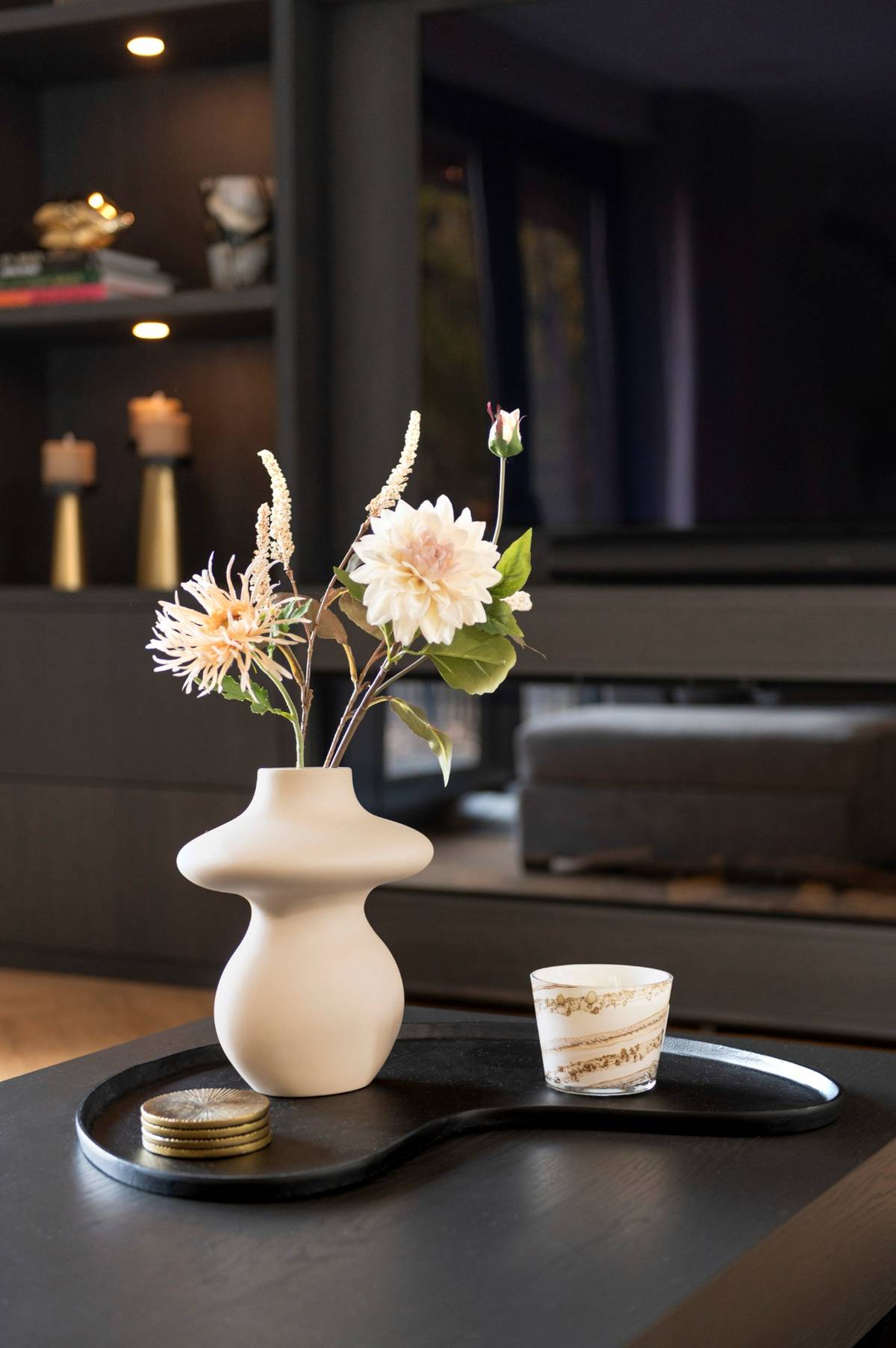 interieurstyling zithoek met zwarte inbouwkasten