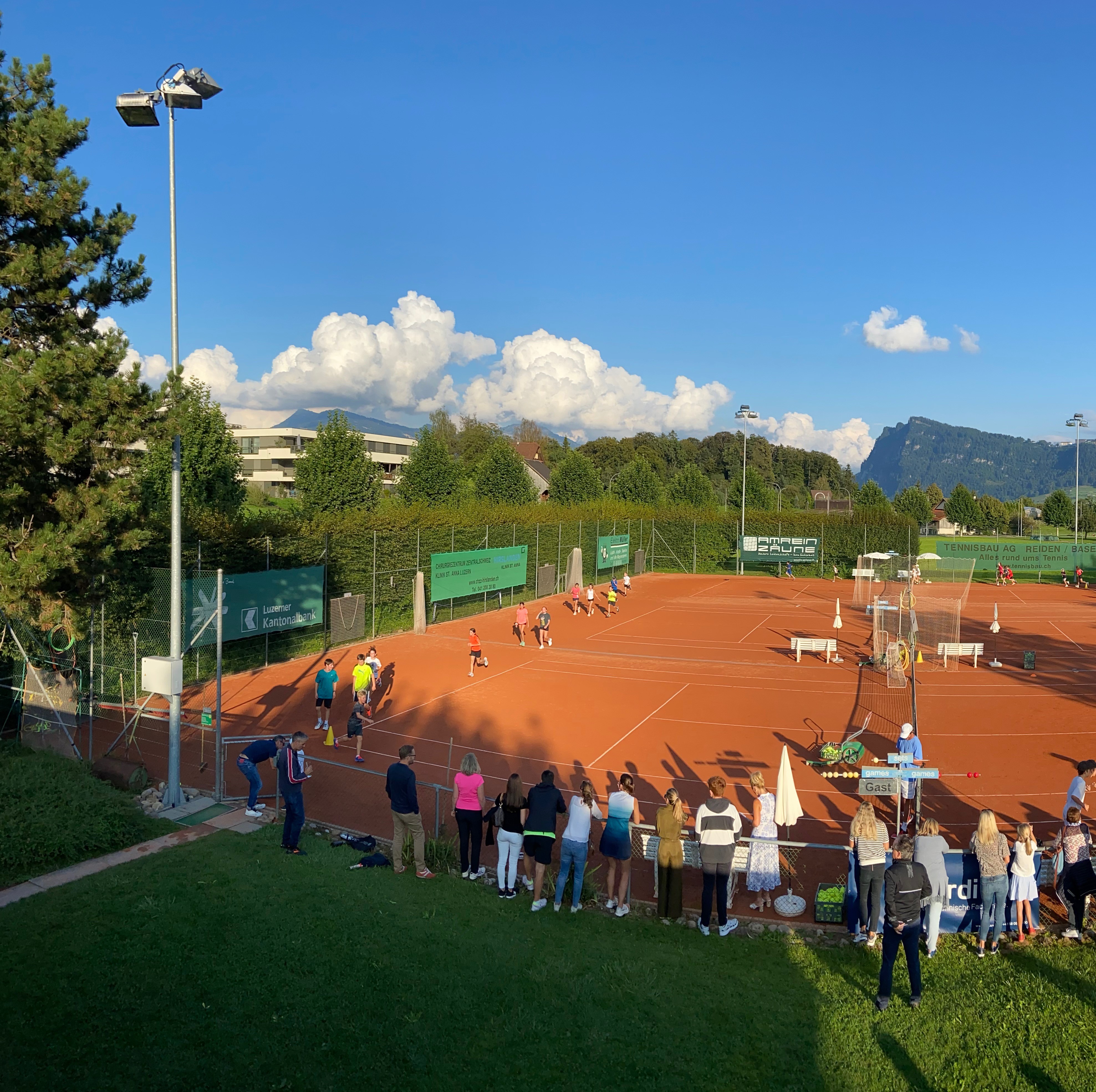 Trainingteilnehmer und Besucher auf und um den Platz
