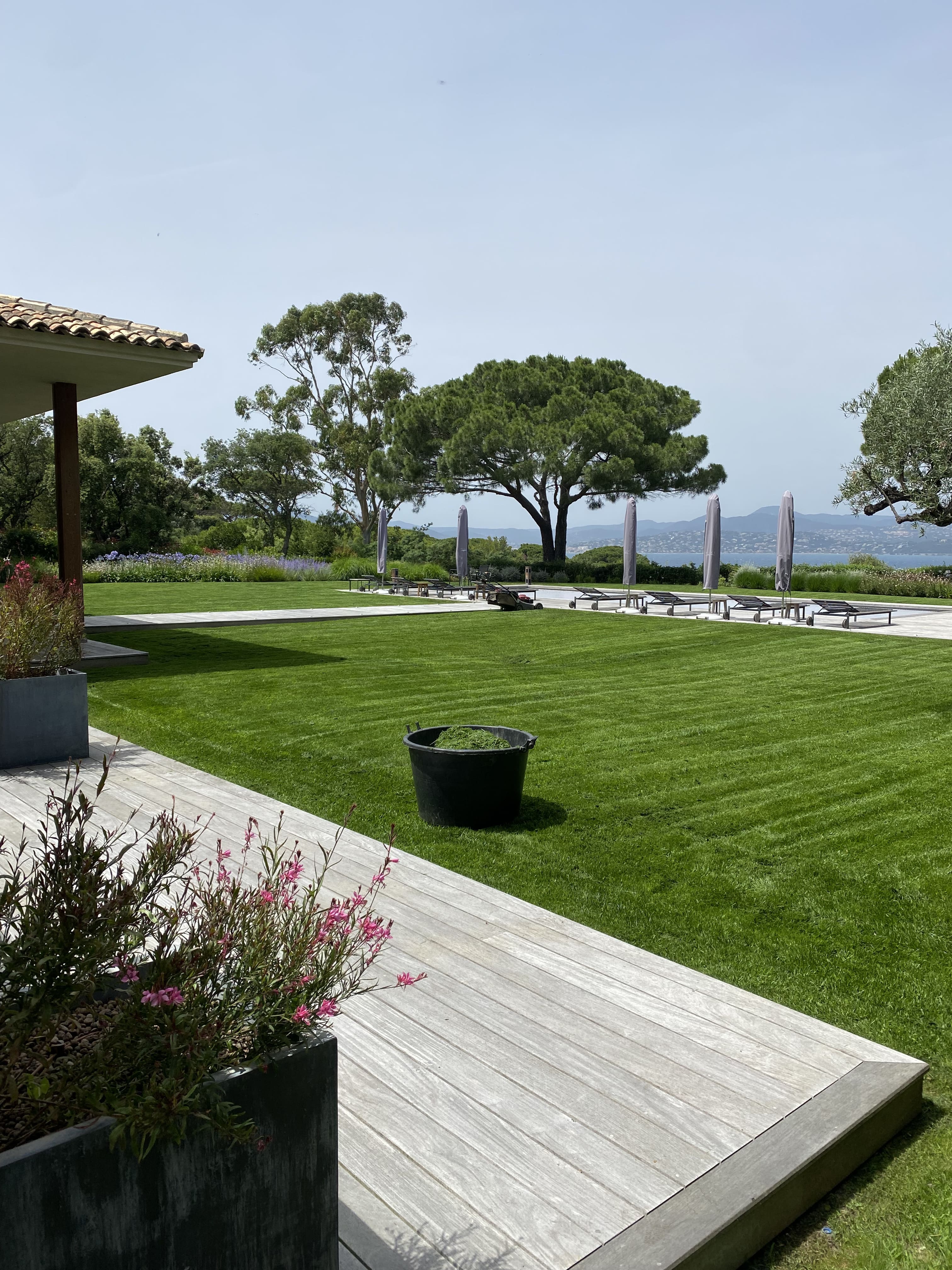Création de jardin avec terrasse en bois et vue sur la mer dans le secteur des Canoubiers.