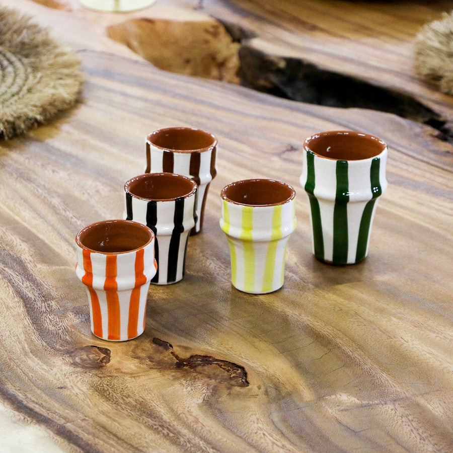 Tasse artisanale en céramique à rayures marrons