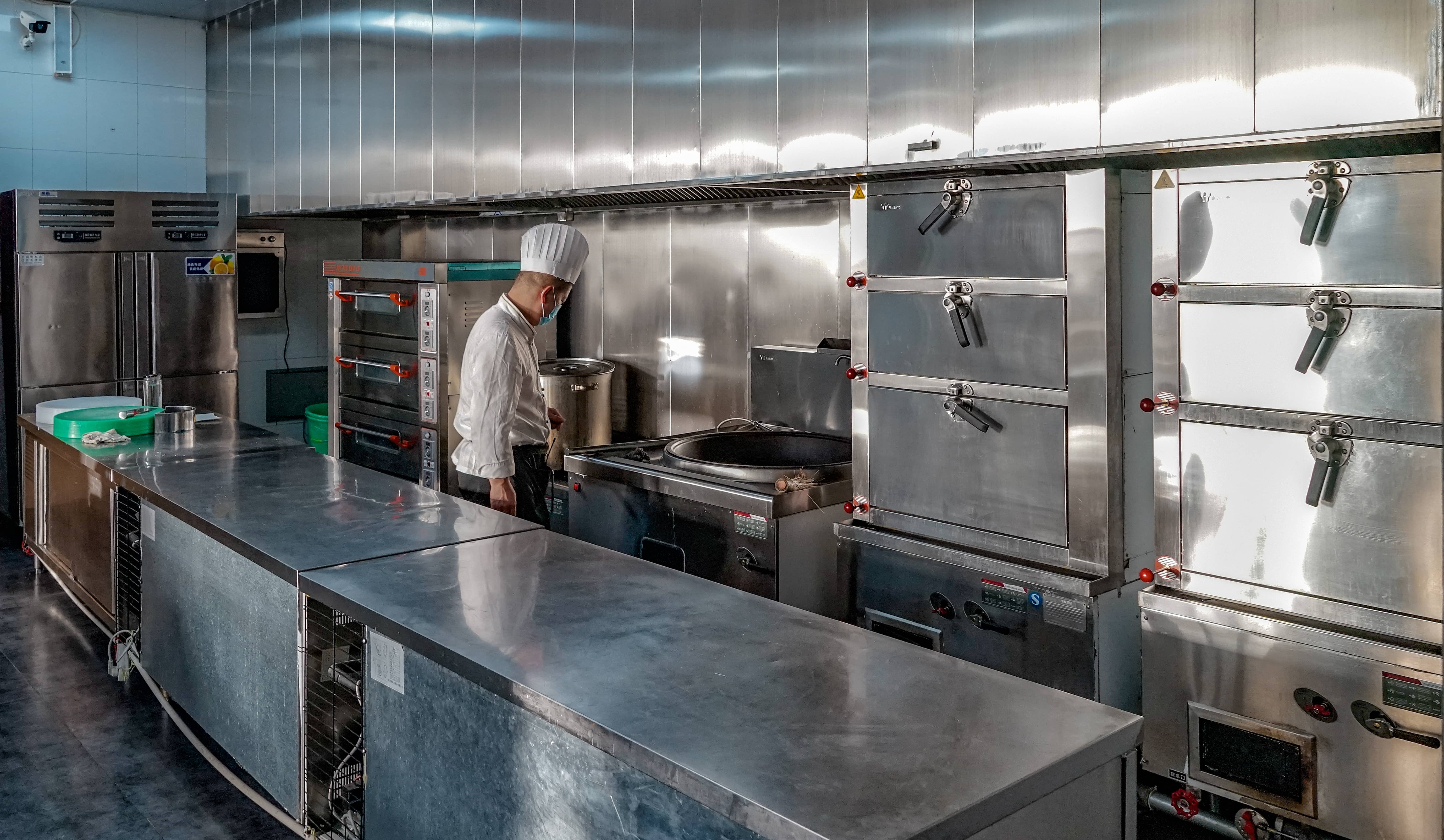 香港廚房設計實戰:通風設備 FEHD 標準配置Hong Kong kitchen setup trends: ventilation equipment for FEHD compliance