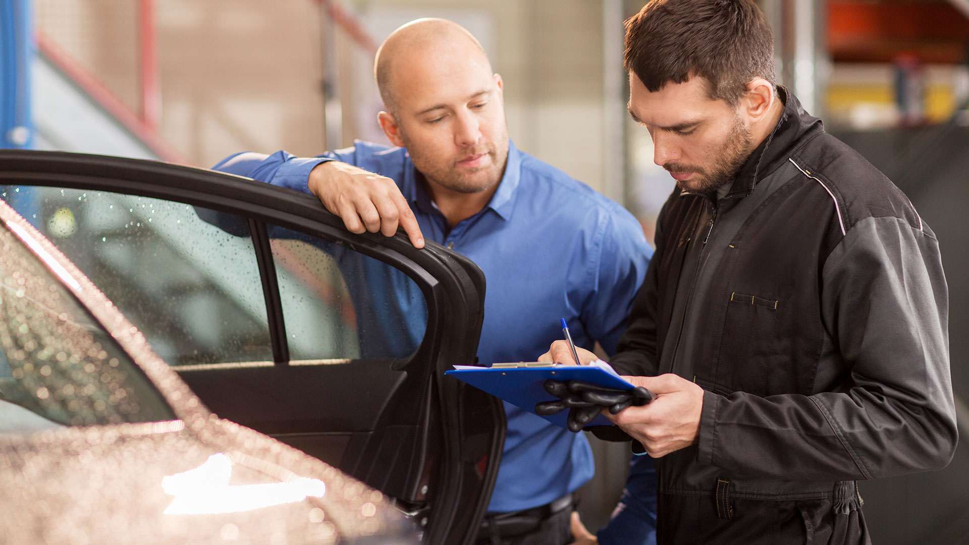 Gutachter prüft Schaden