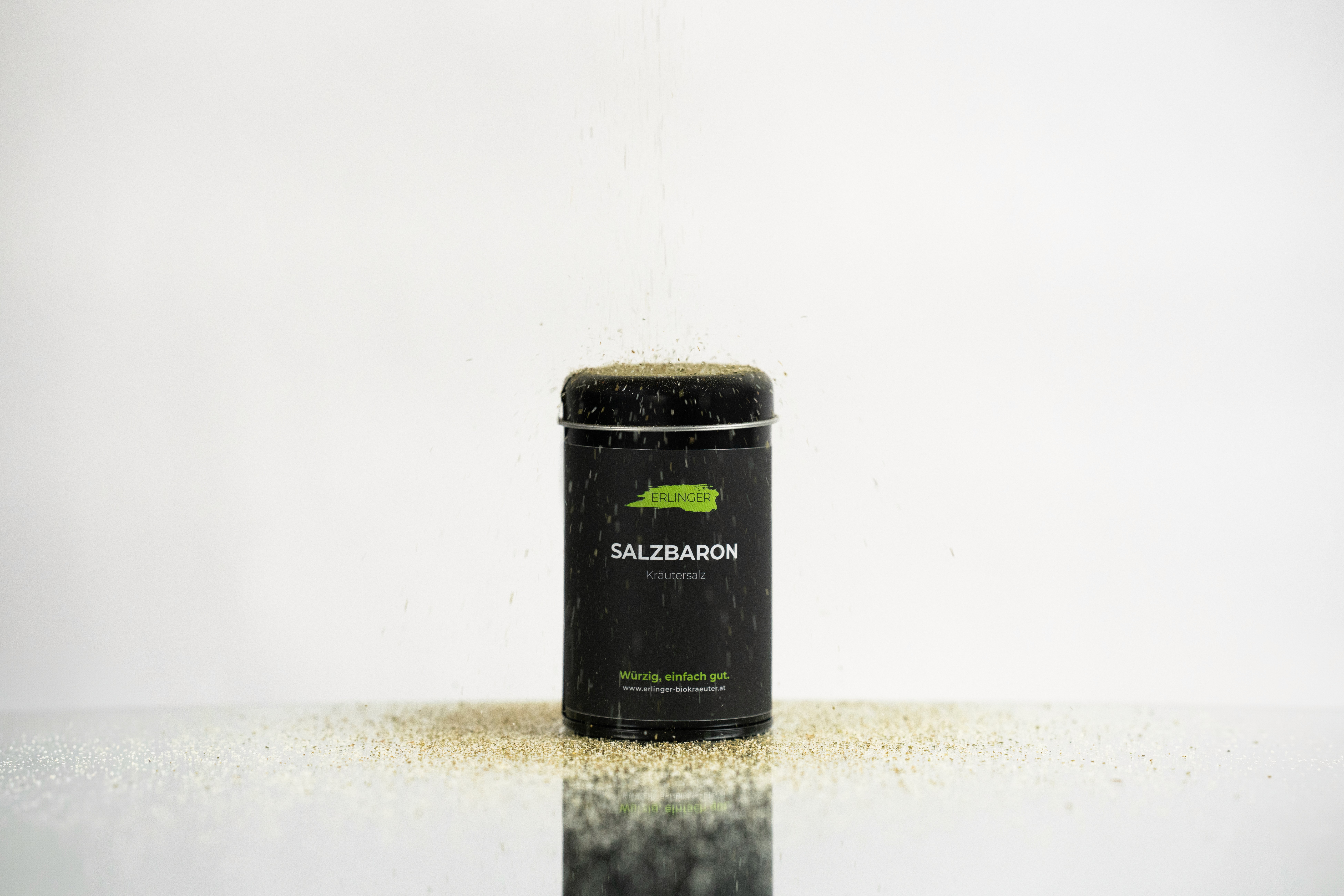 Zwei Freundinnnen sitzen in einem Feld und schauen sich an