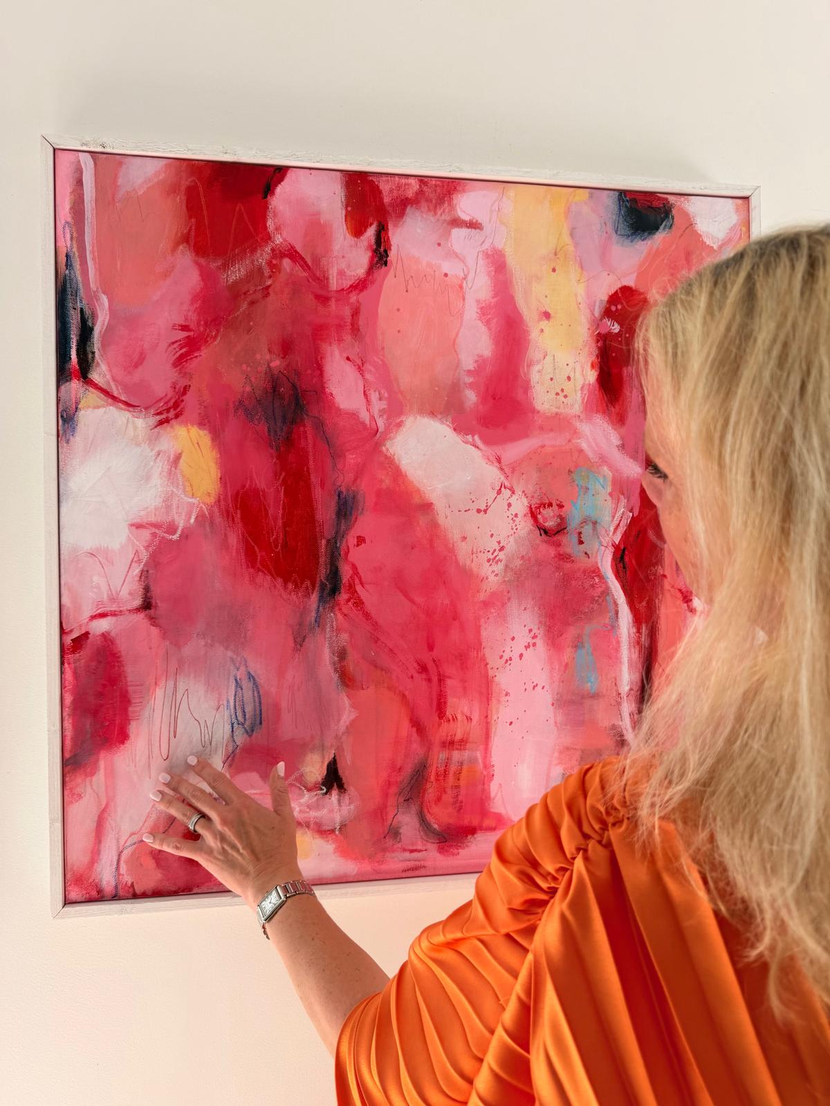 Lina Karlsryd målar i sin studio