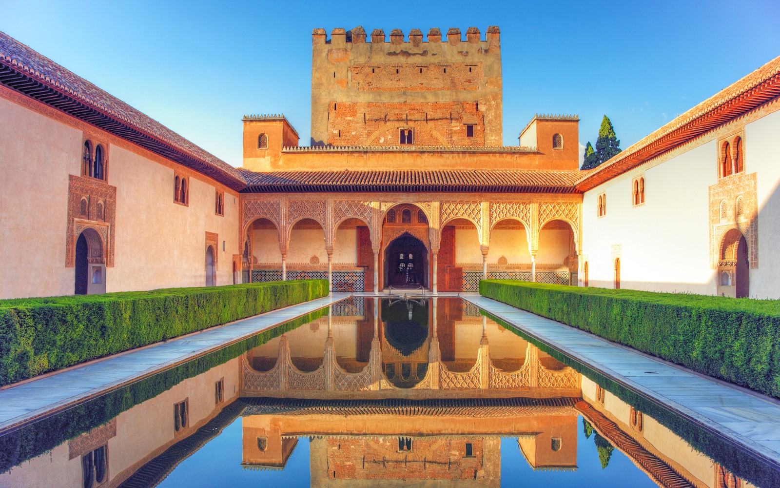La piscina riflettente dell'Alhambra e l'architettura moresca a Granada, Spagna.