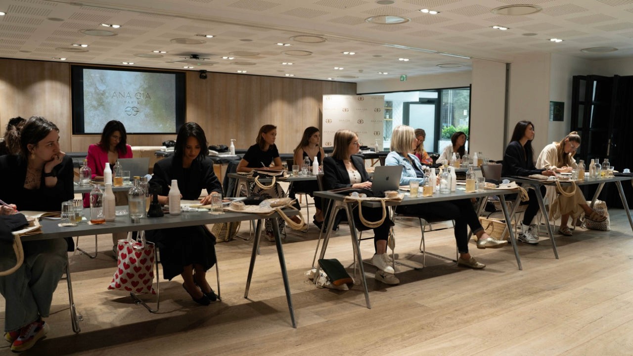 Des femmes assises durant une formation, regardant un écran. Formation Lympho Sculpt, massage lymphatique.