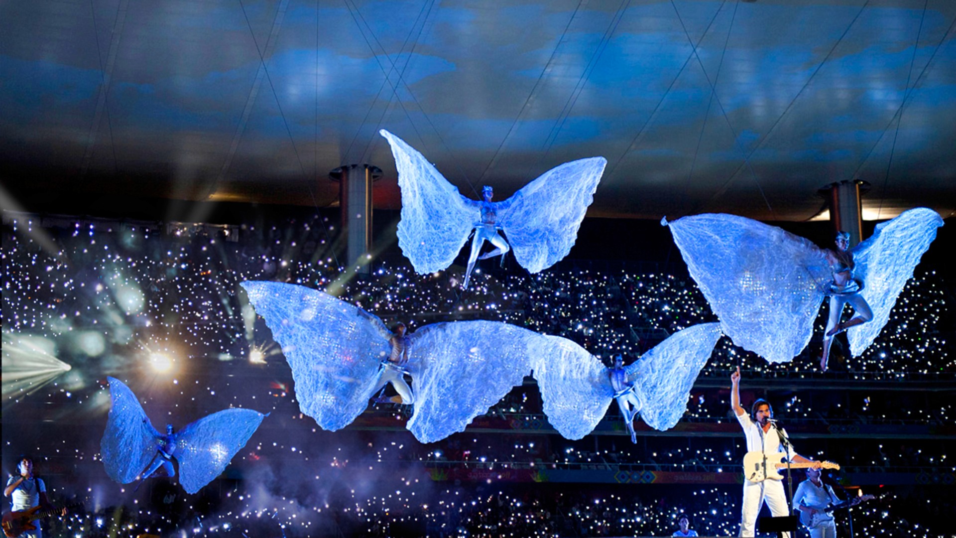 Butterfly performers complement Colombian musician Juanes