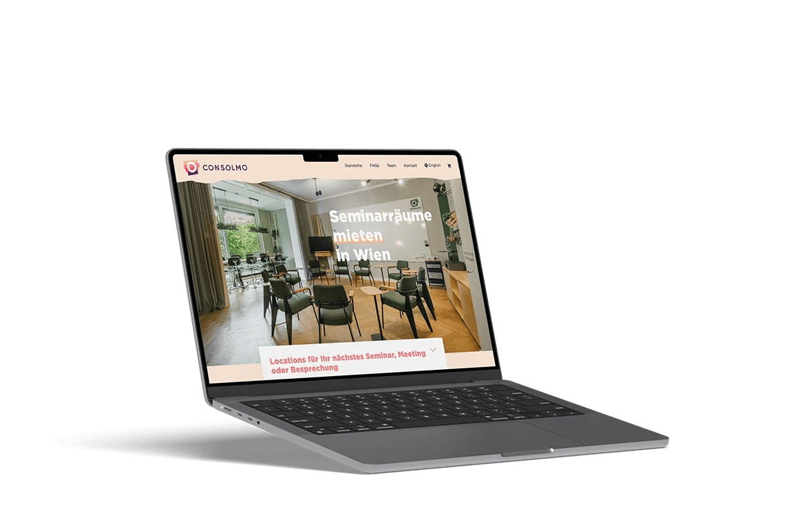 Laptop-Mockup der Consolmo Website mit Darstellung von Seminarraum-Buchung und Innenraumansicht