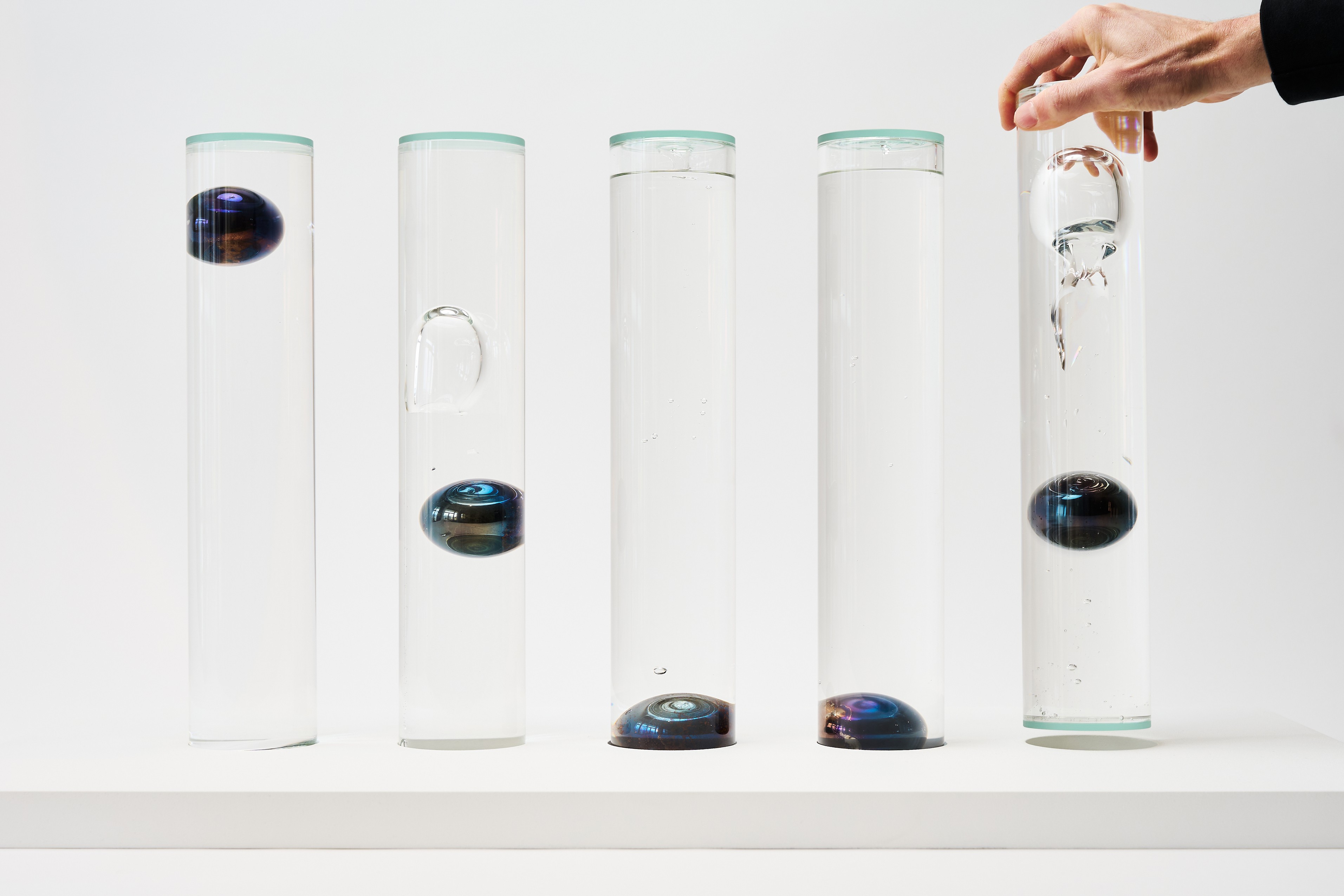 Span 1 | Borosilicaatglas, siliconen, staal, vlamgeanodiseerd chroom, MDF en acryl | 42 x 42 x 40cm - 2 uren 15 minuten