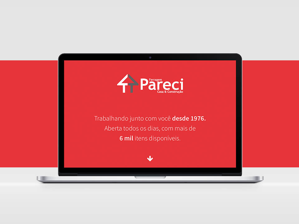 Tela inicial do site da Ferragem Pareci exibida em um laptop, com fundo vermelho e texto informativo: 'Trabalhando junto com você desde 1976. Aberta todos os dias, com mais de 6 mil itens disponíveis'.