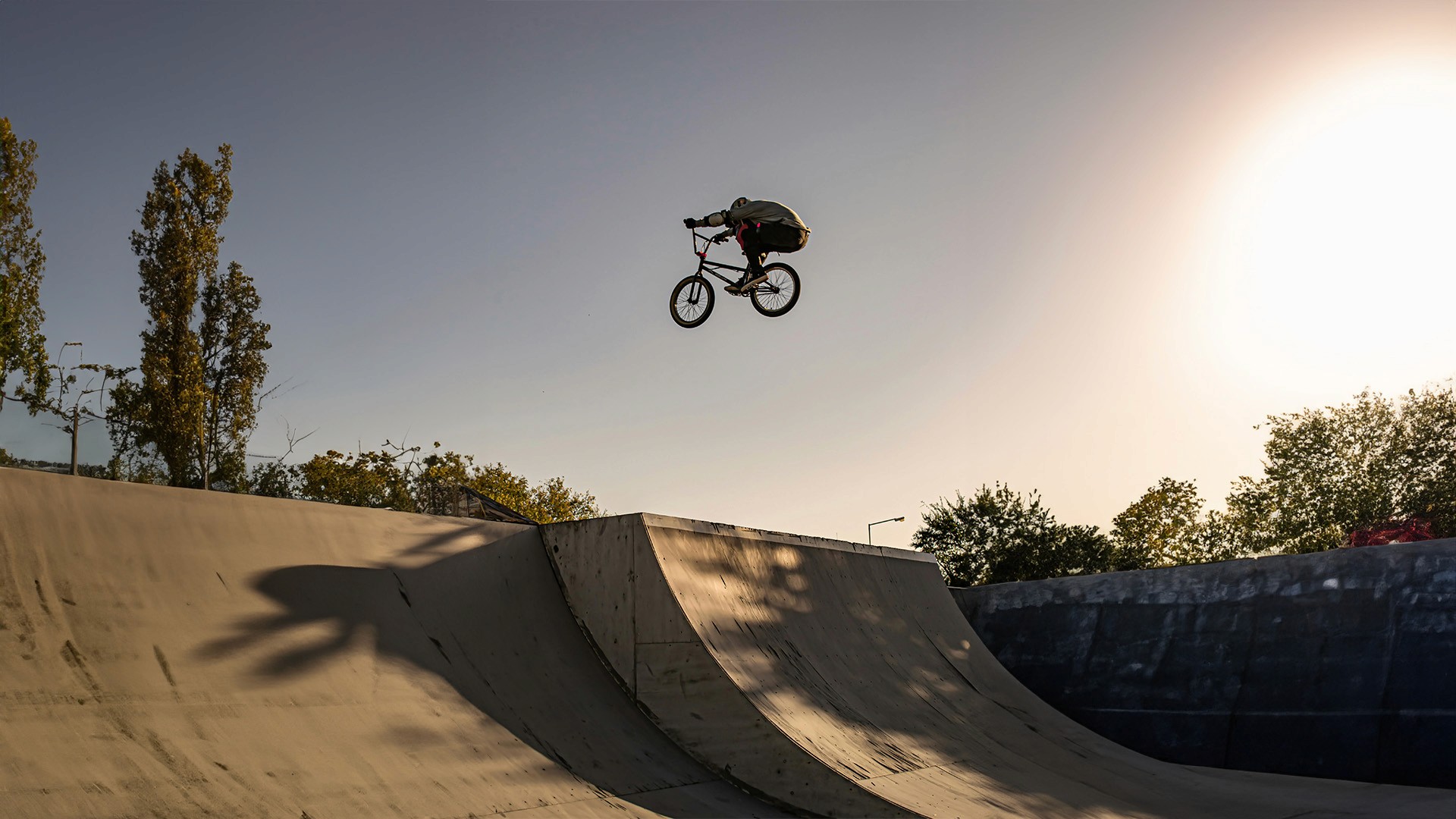 BMX begeistert mit schnellen Rennen, spektakulären Tricks und viel Action in sehr kurzer Zeit. Bei Olympia 2024 in Paris messen sich die Athleten in den Disziplinen BMX Racing und BMX Freestyle.