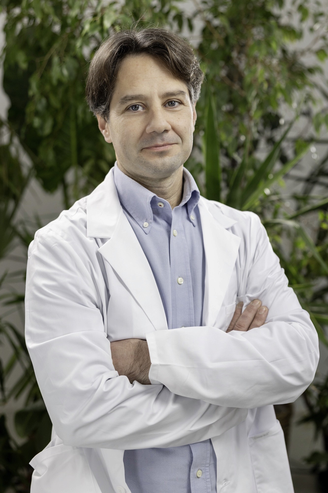 woman wearing gray long-sleeved shirt facing the sea