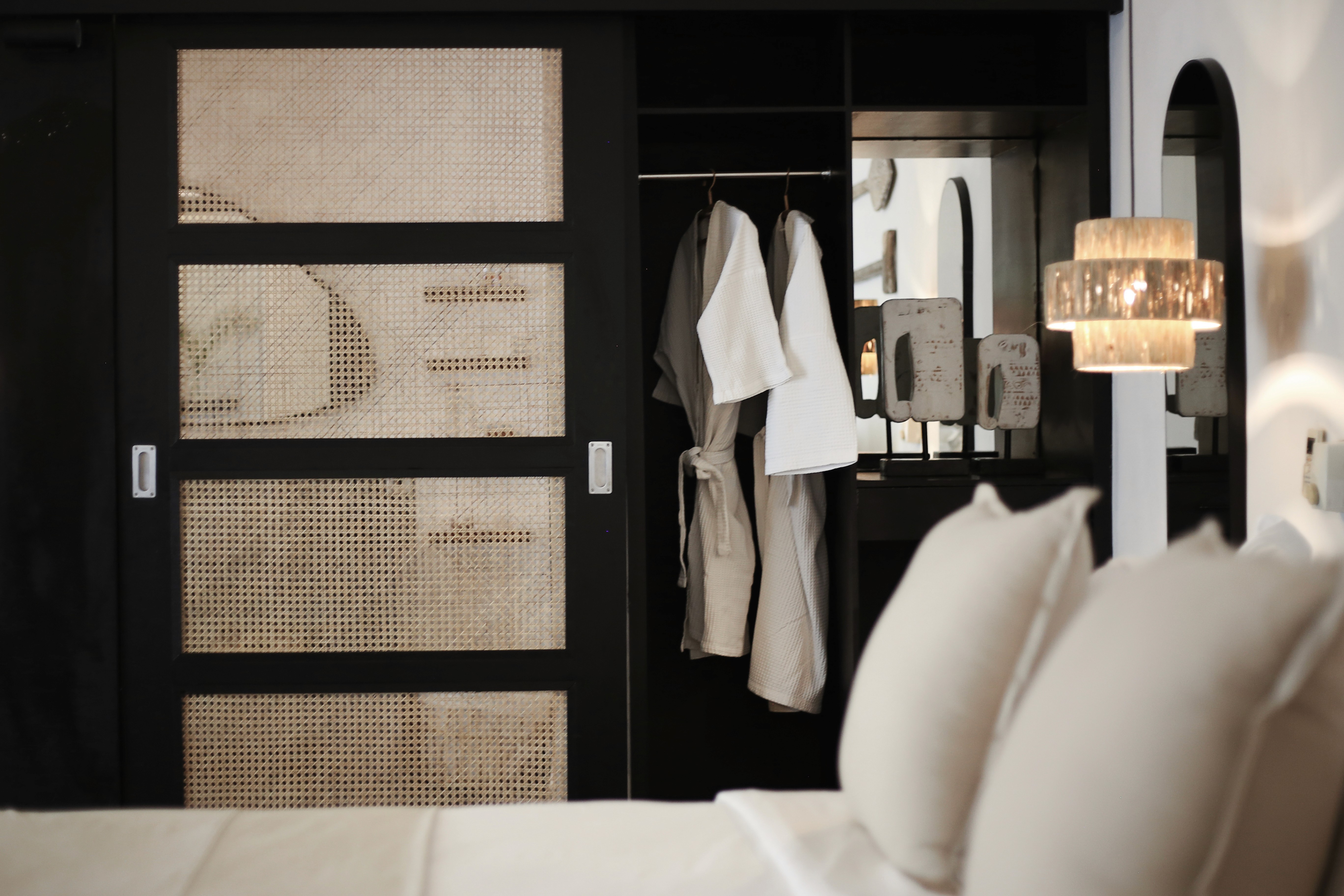 indiana-kenanga-deluxe-room-king-bed-open-bathroom-wardrobe-bali-resort